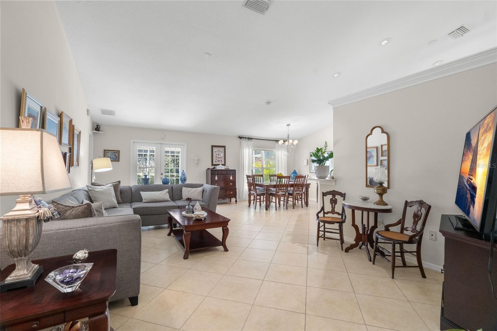 Listing photo id 2 for 1731 Capri Lane