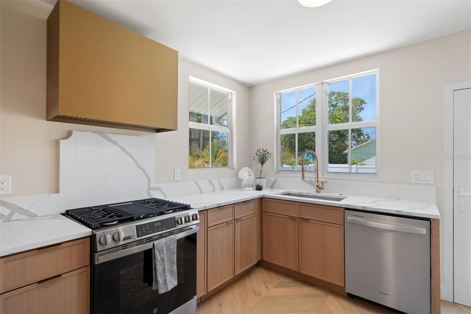 Image 17 of 21 For 422 24th Street N