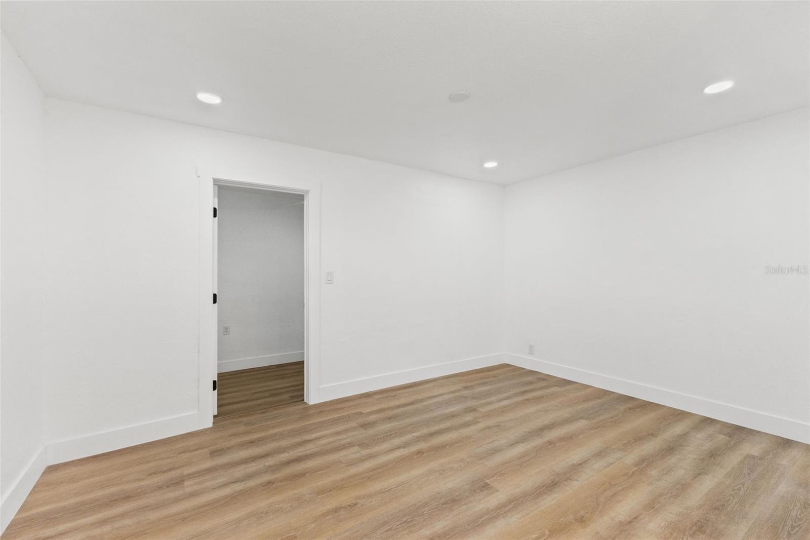 Image 17 of 35 For 2008 Oakwood Avenue