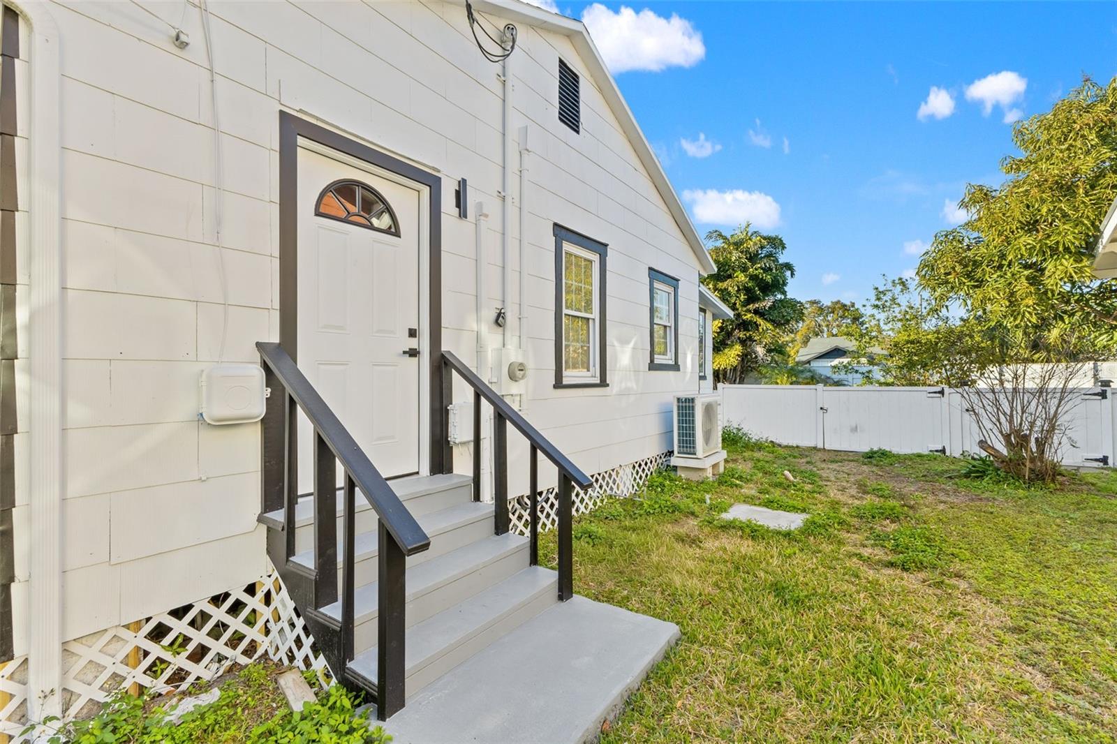 Image 2 of 35 For 2008 Oakwood Avenue