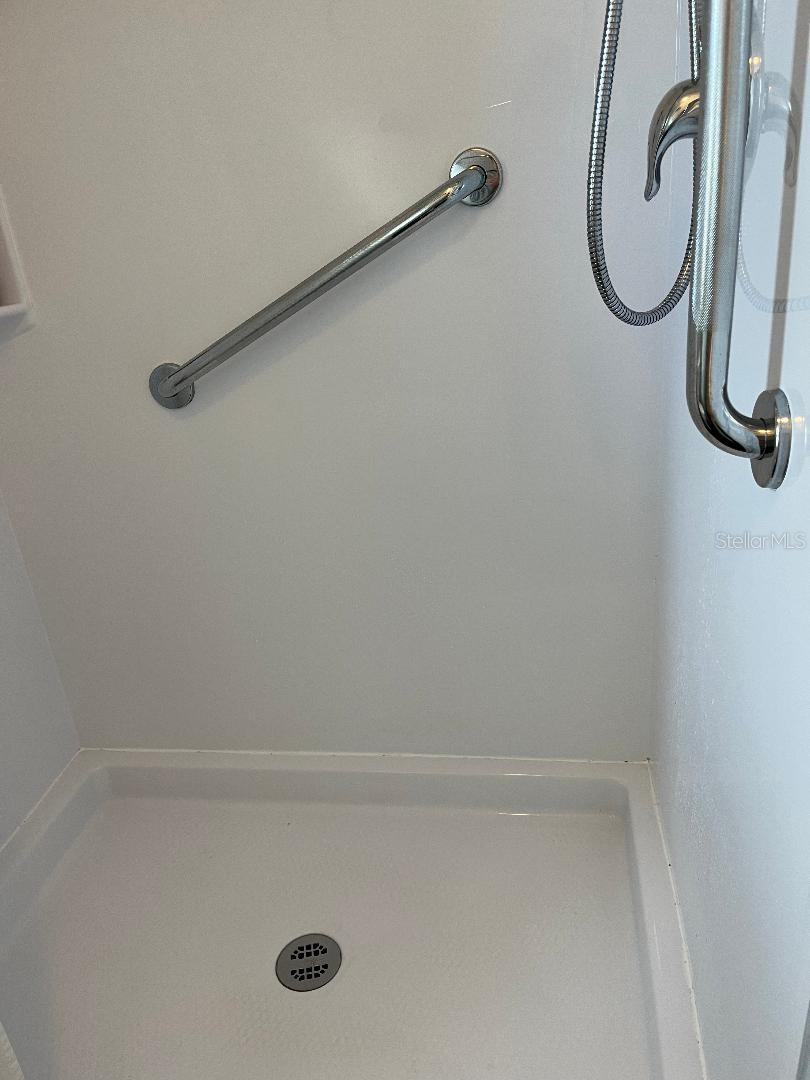 Image 16 of 31 For 172 Clubview Drive 5