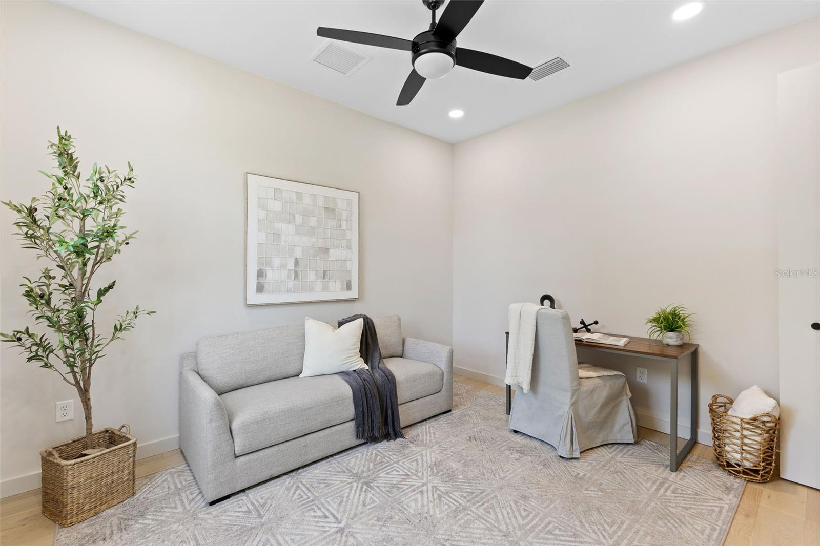 Image 17 of 36 For 2211 16th Street N