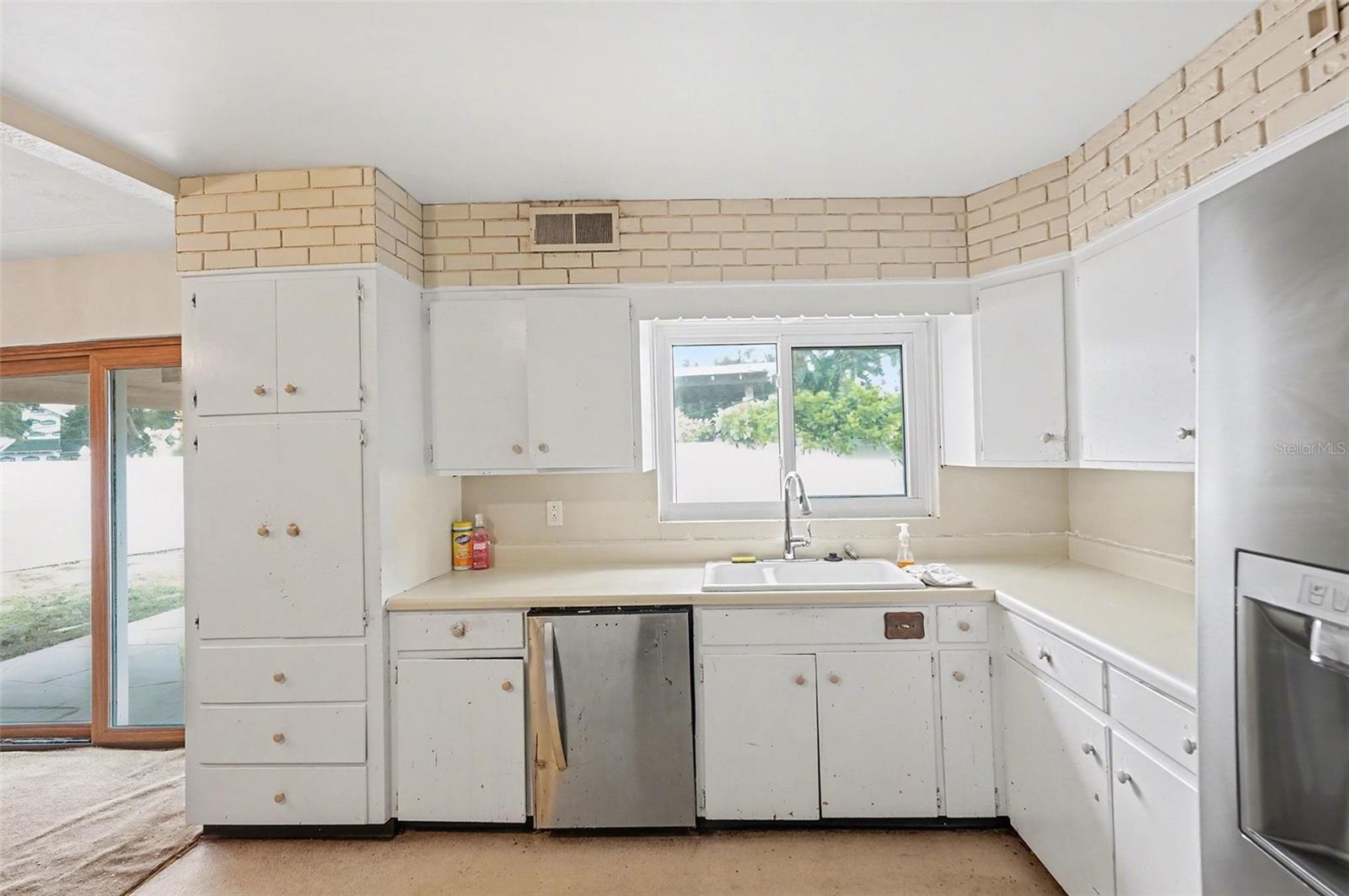 Image 12 of 30 For 213 Park Street N