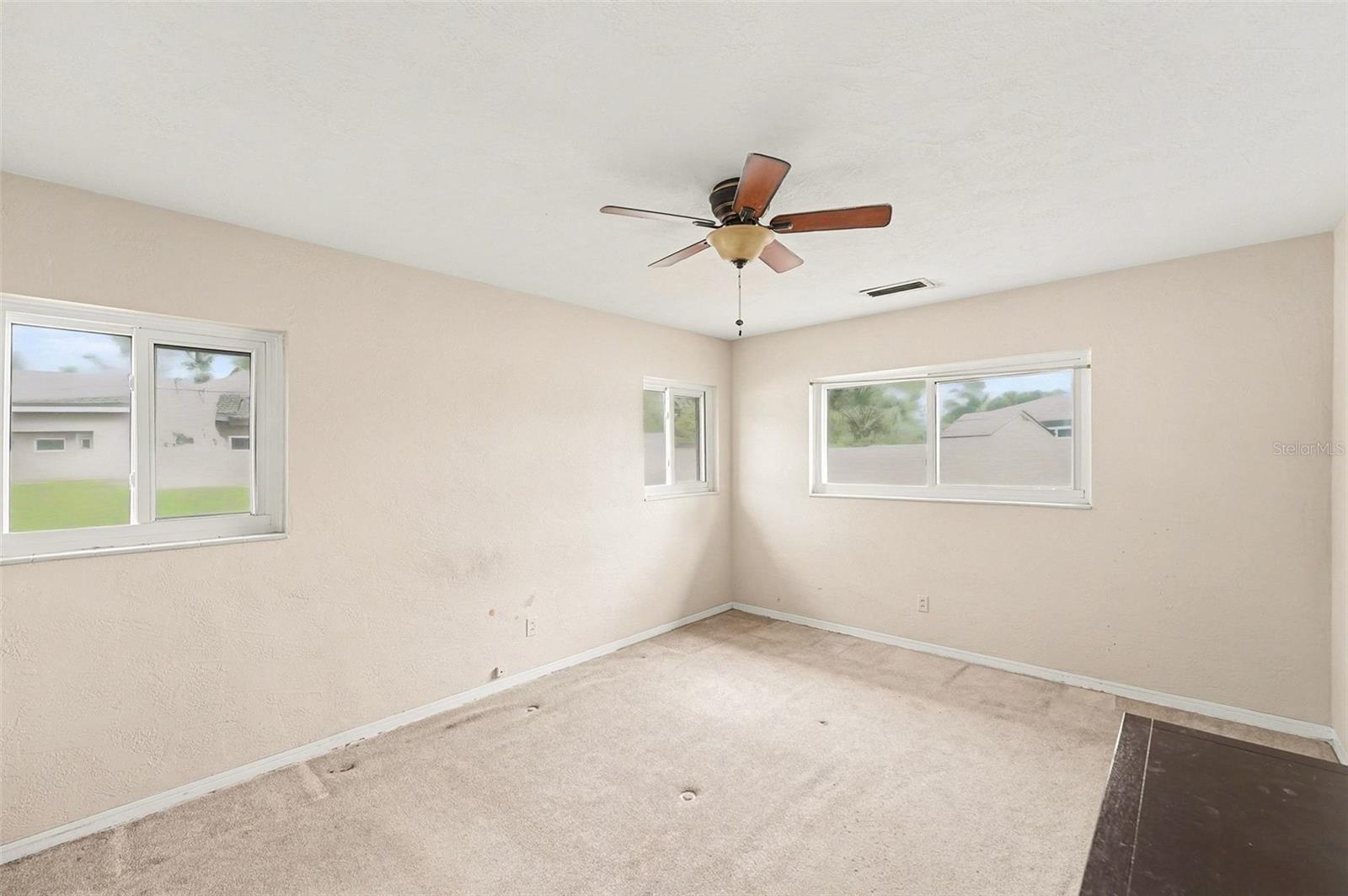 Image 21 of 30 For 213 Park Street N