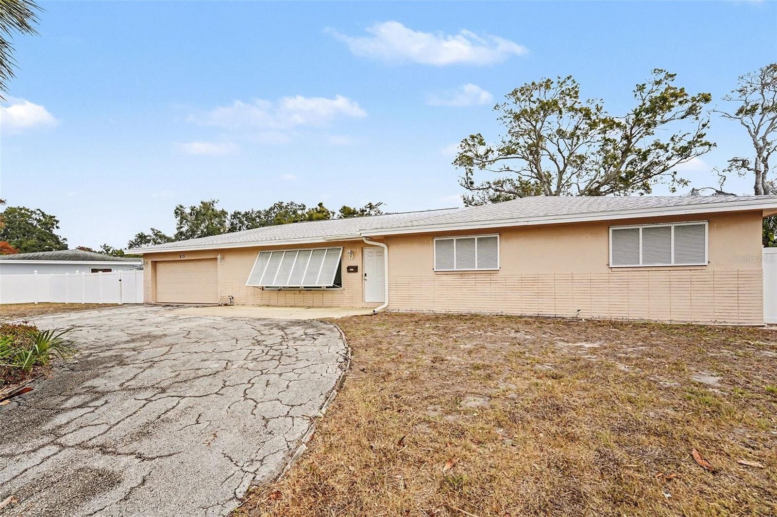 Image 3 of 30 For 213 Park Street N