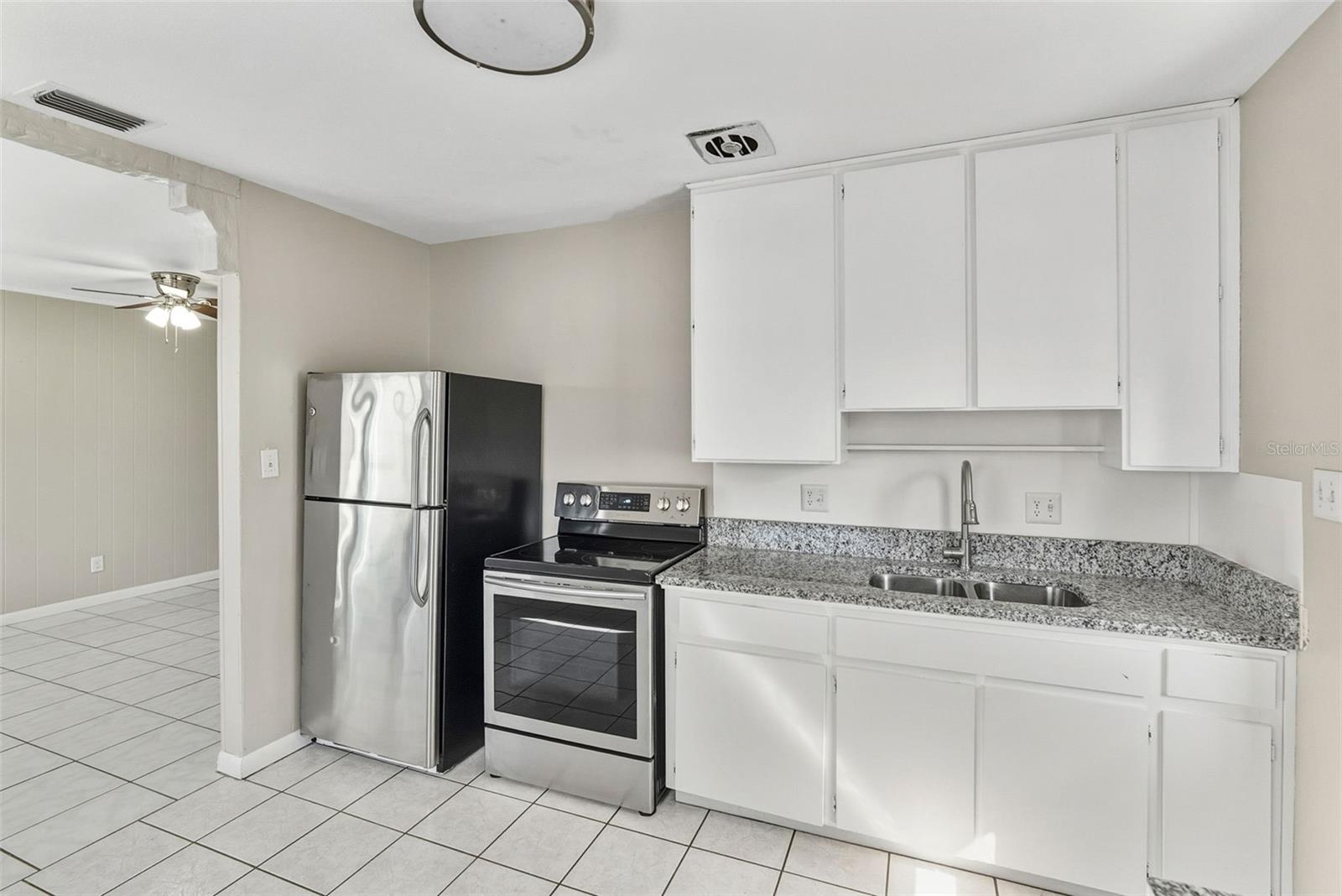 Image 10 of 29 For 6403 N Clark