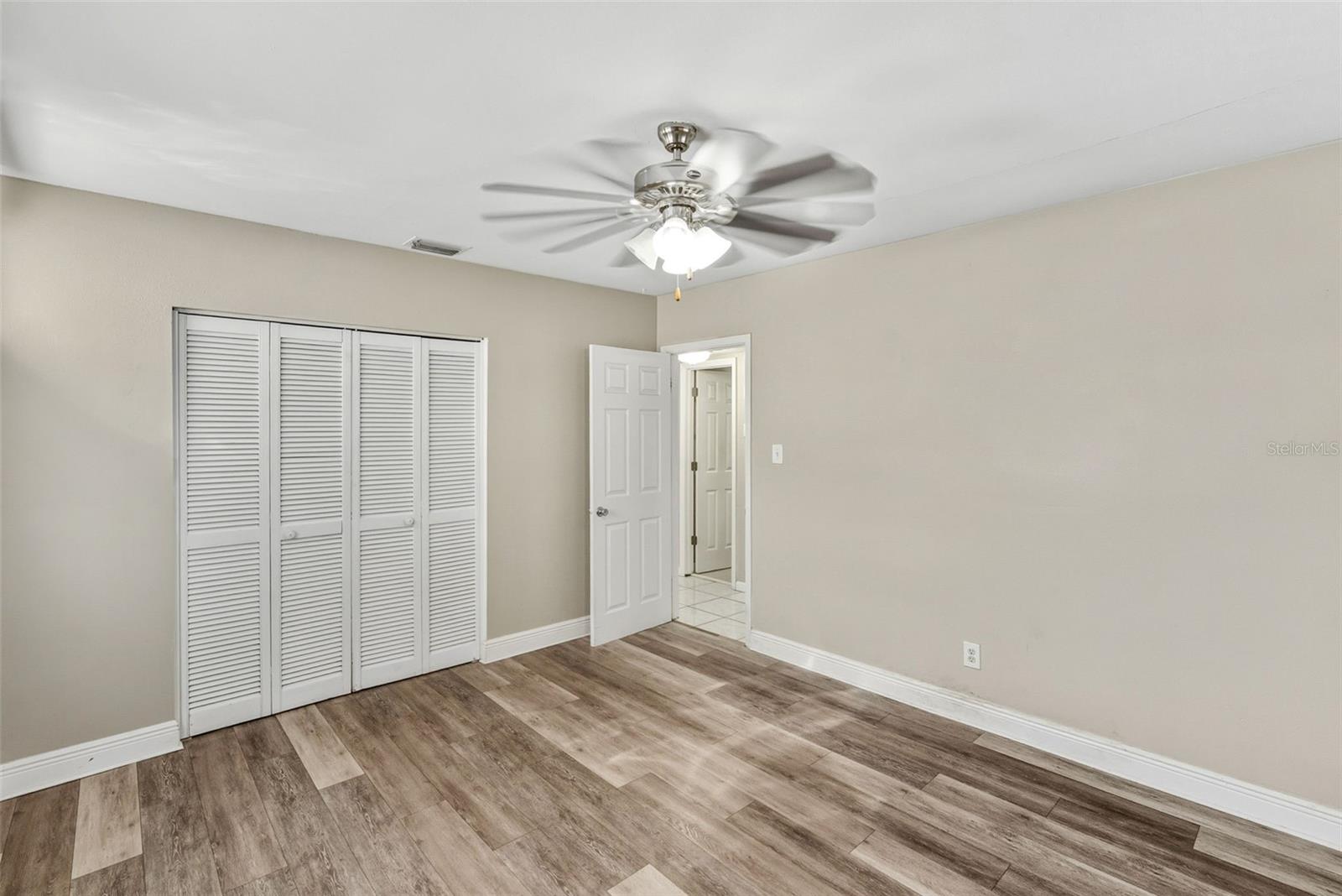 Image 12 of 29 For 6403 N Clark