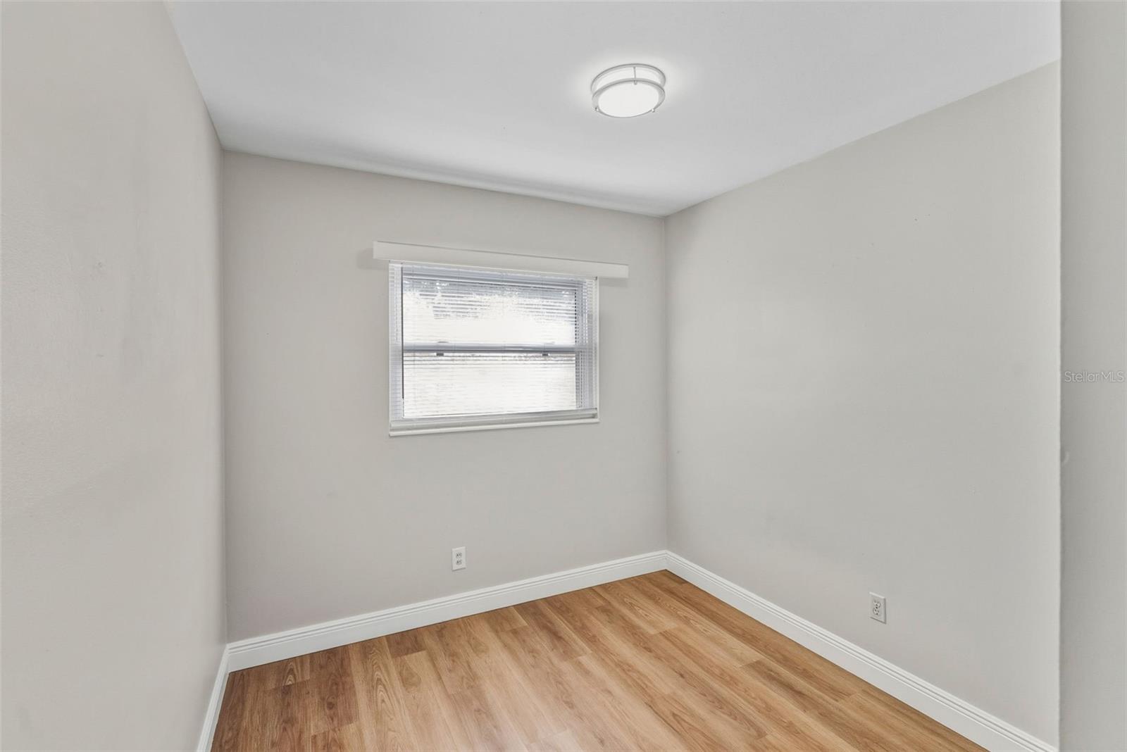 Image 16 of 29 For 6403 N Clark