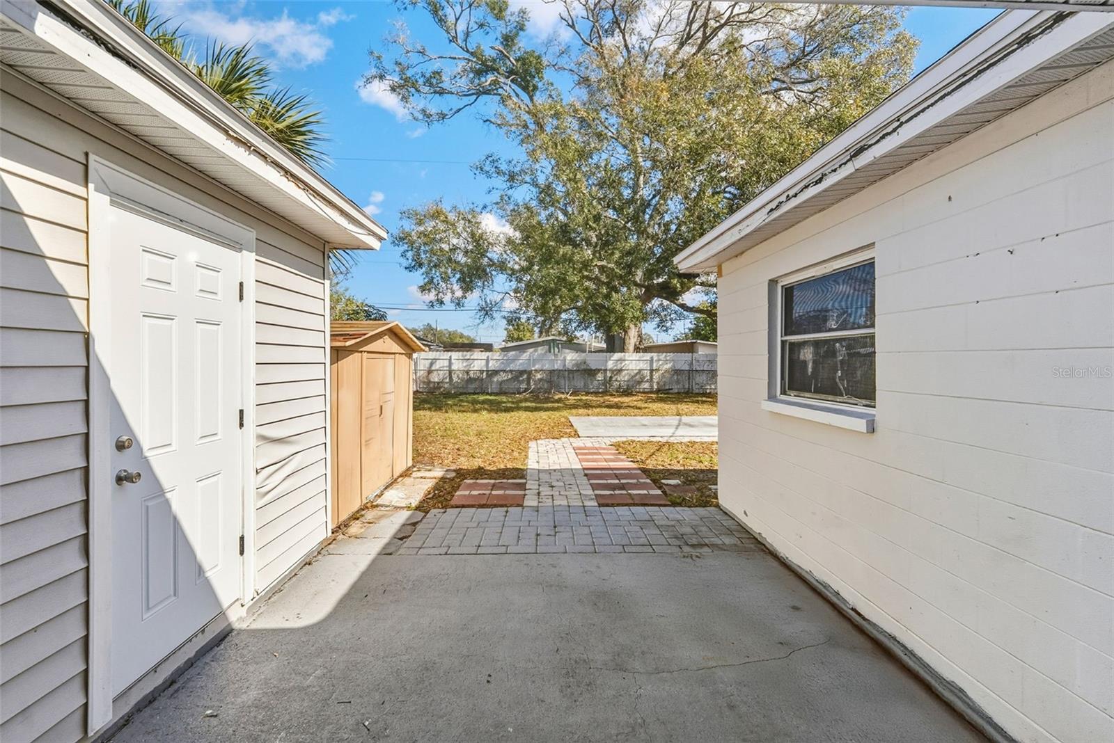 Image 20 of 29 For 6403 N Clark