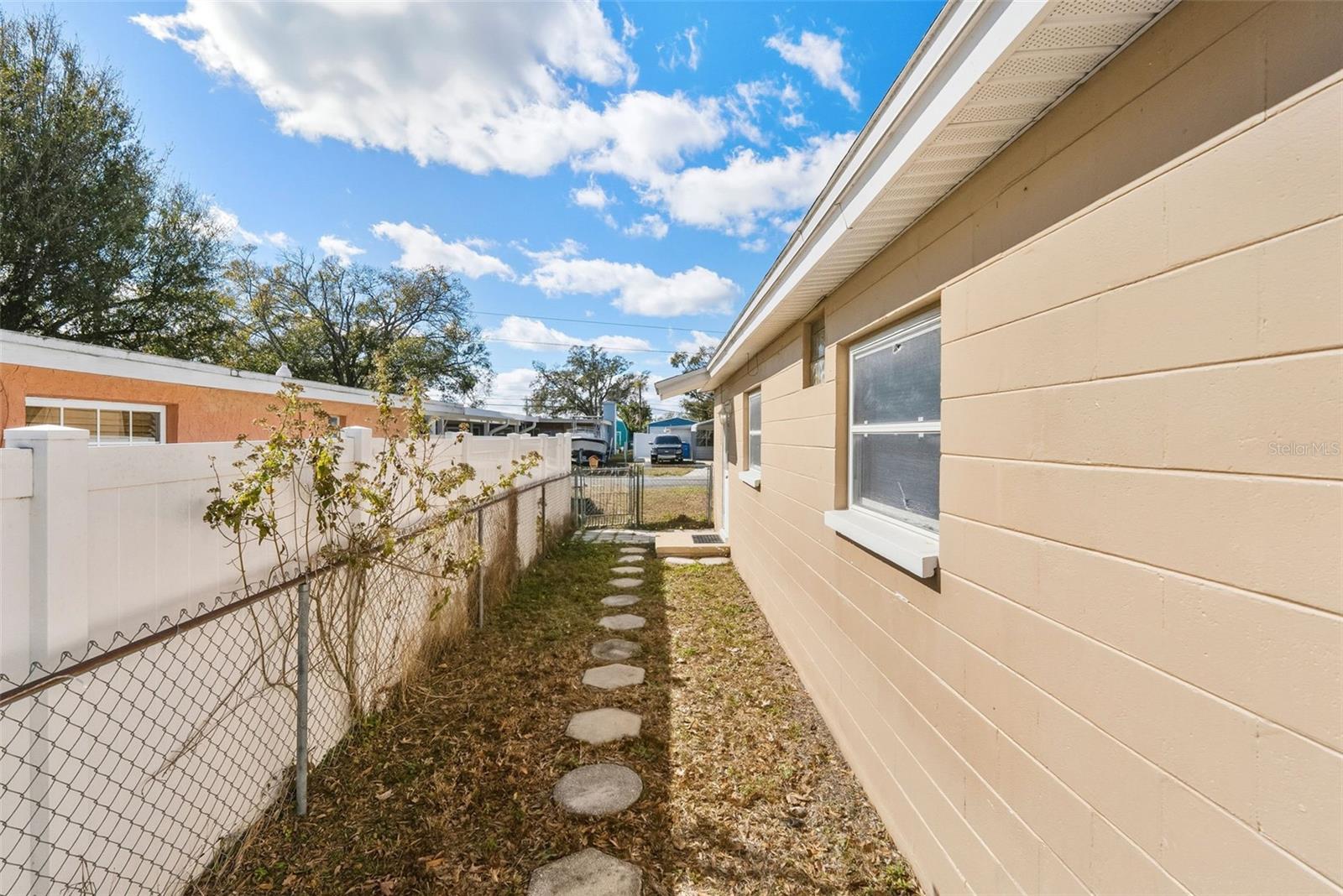 Image 24 of 29 For 6403 N Clark