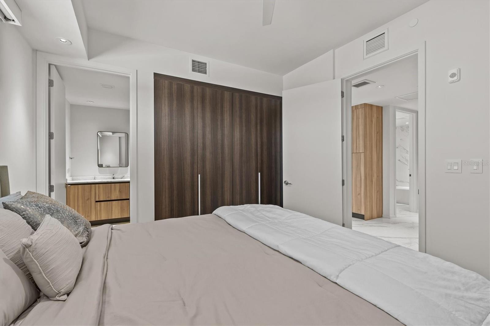 Image 10 of 30 For 1020 Sunset Point Road 310