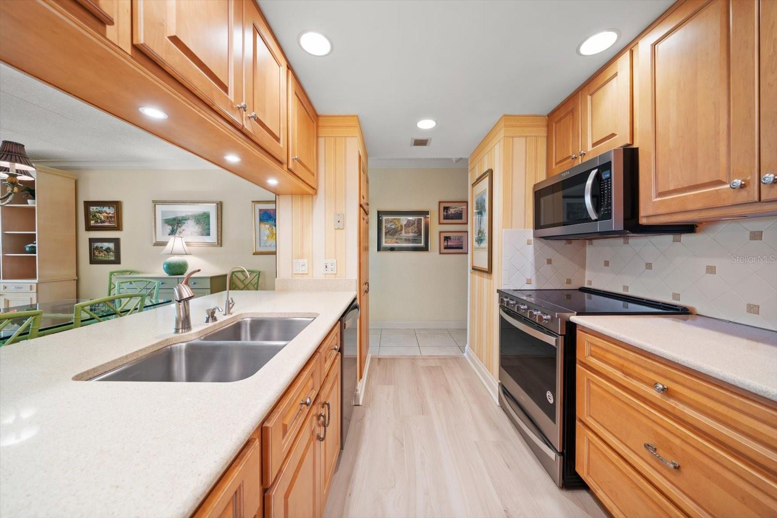 Listing photo id 23 for 2300 Gulf Boulevard D1