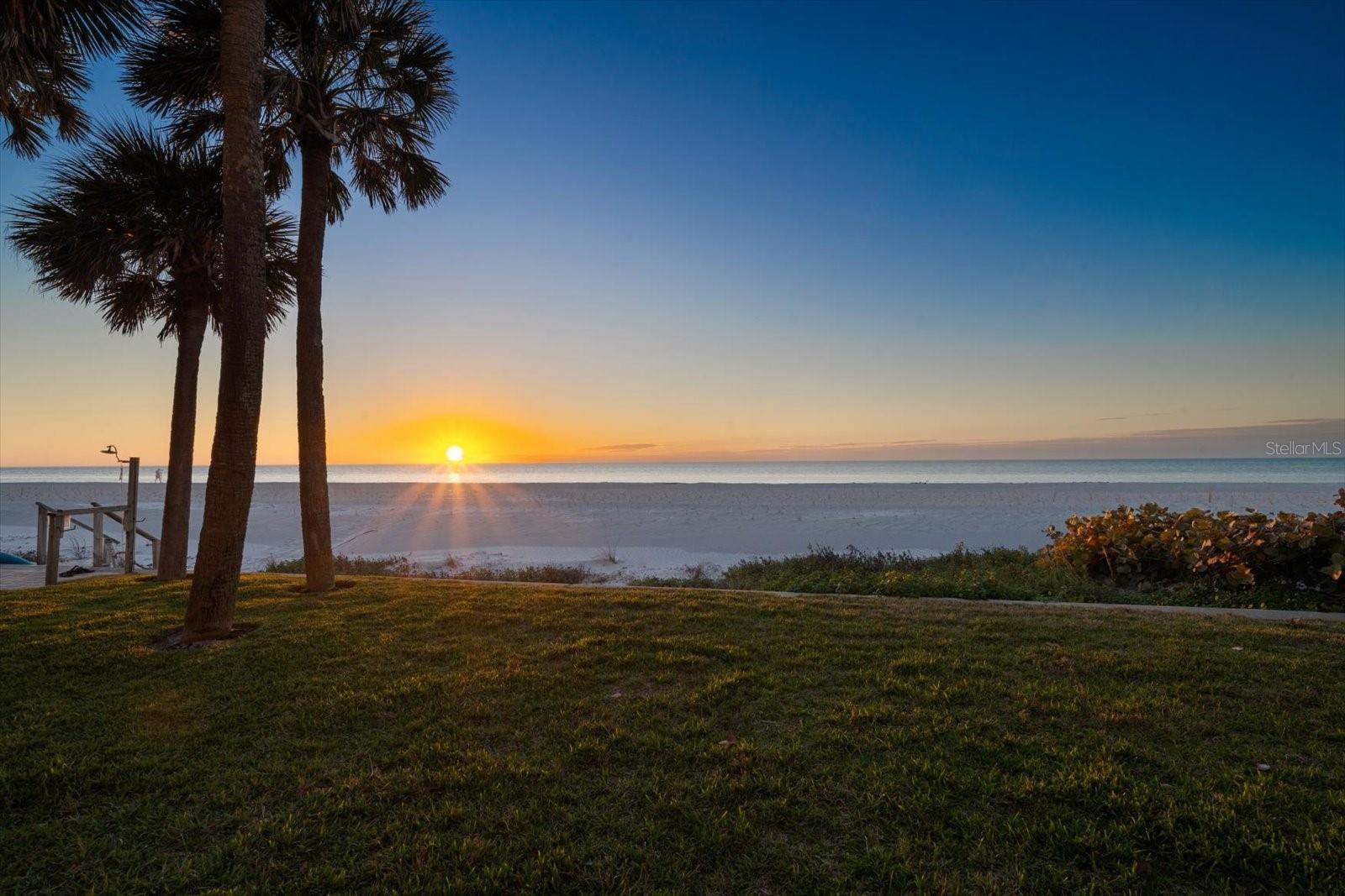 Listing photo id 2 for 2300 Gulf Boulevard D1