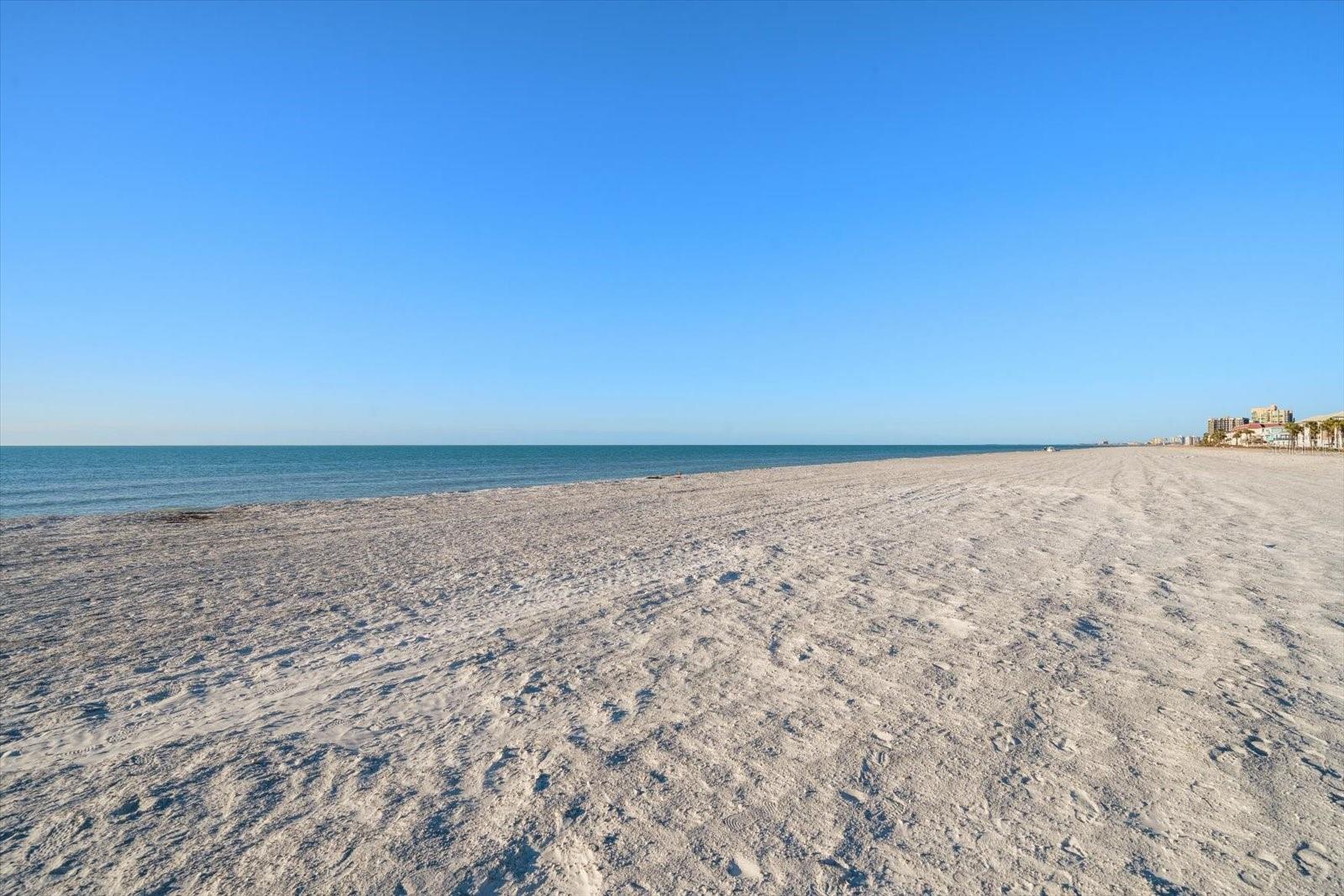 Listing photo id 64 for 2300 Gulf Boulevard D1