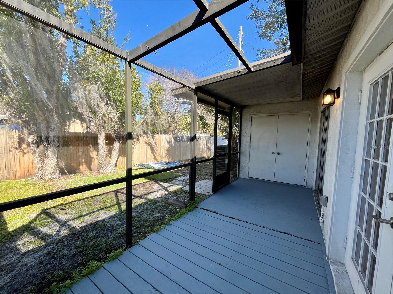 Image 19 of 26 For 945 Burlwood Street