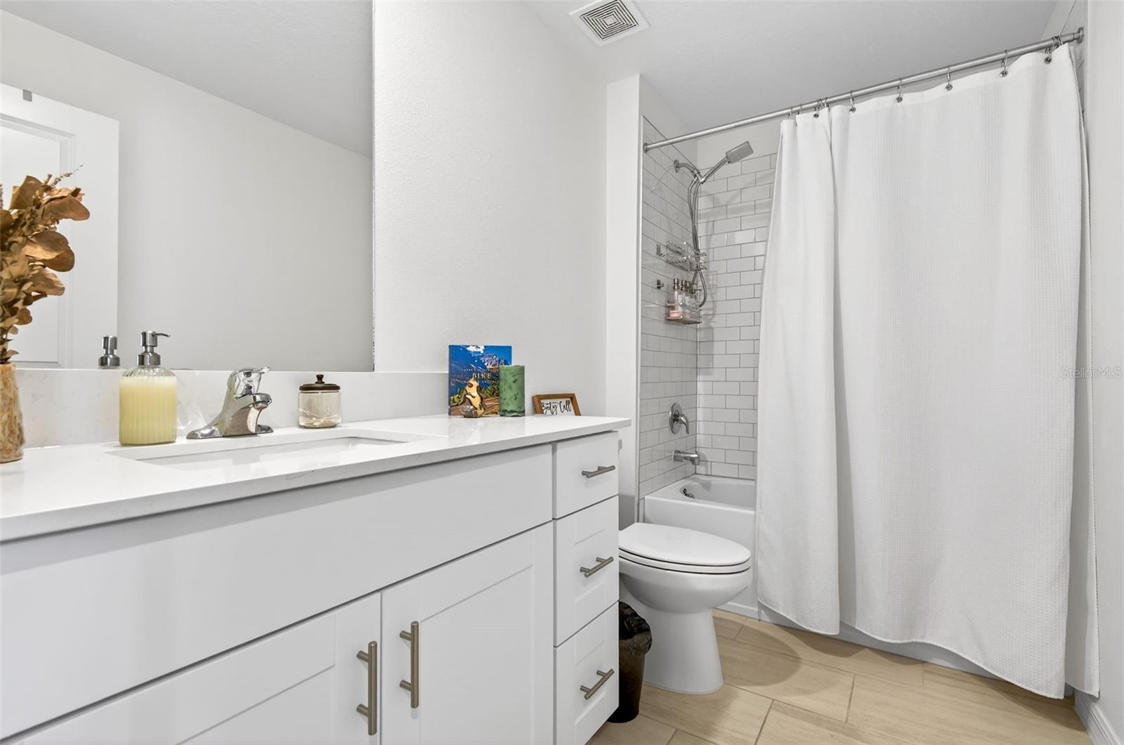 Image 15 of 51 For 15217 Zircon Red Drive