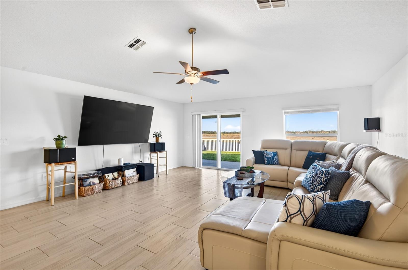 Image 3 of 51 For 15217 Zircon Red Drive