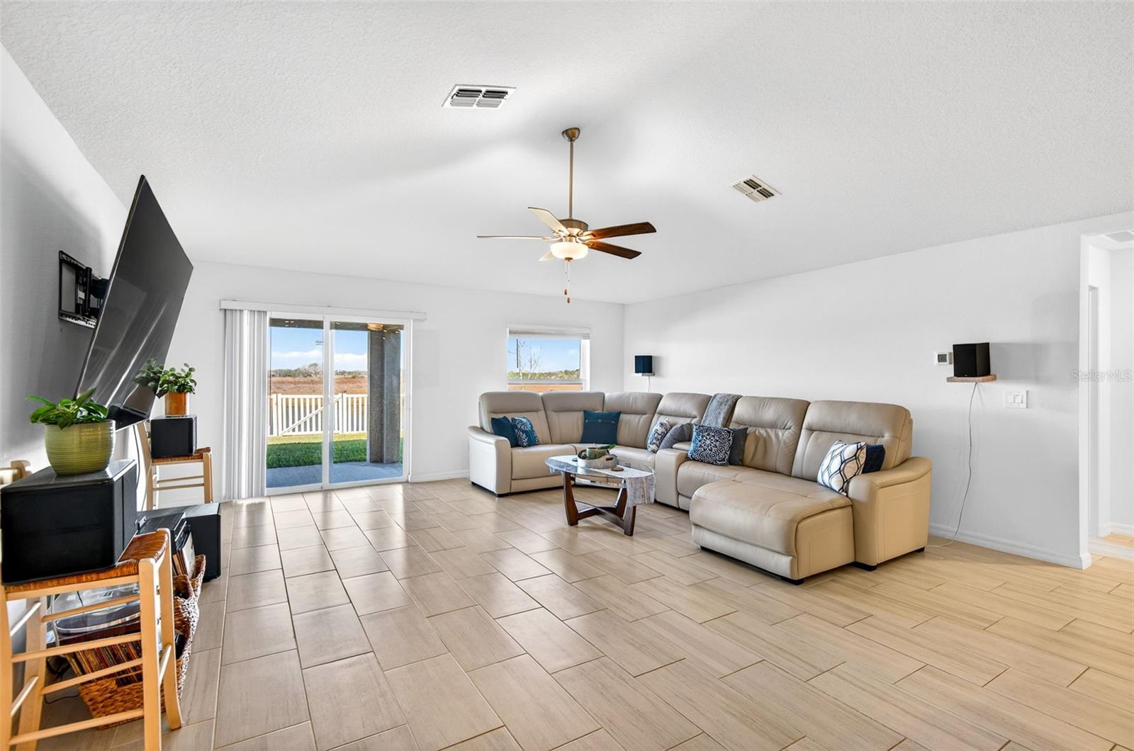 Image 32 of 51 For 15217 Zircon Red Drive