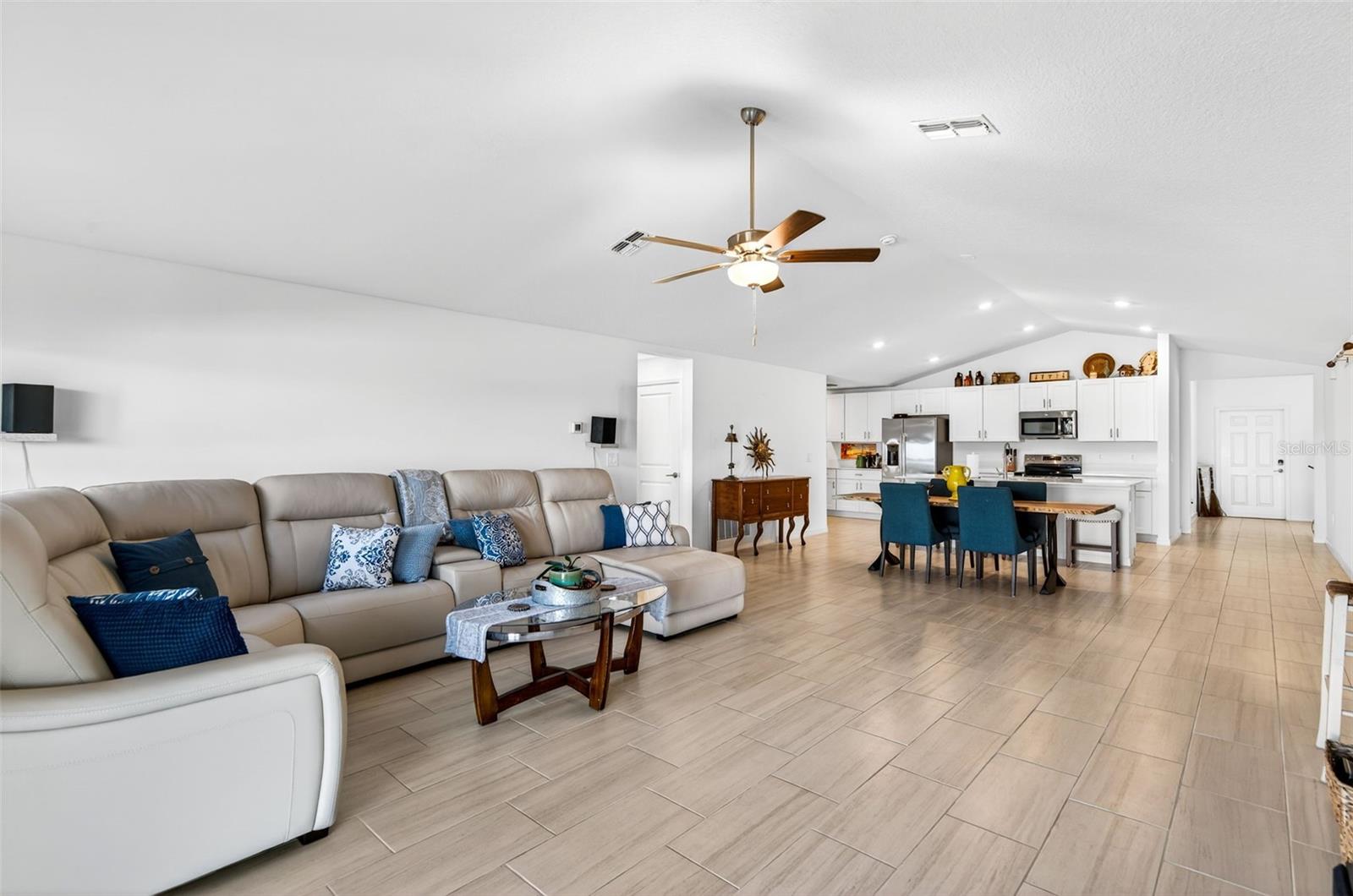 Image 33 of 51 For 15217 Zircon Red Drive