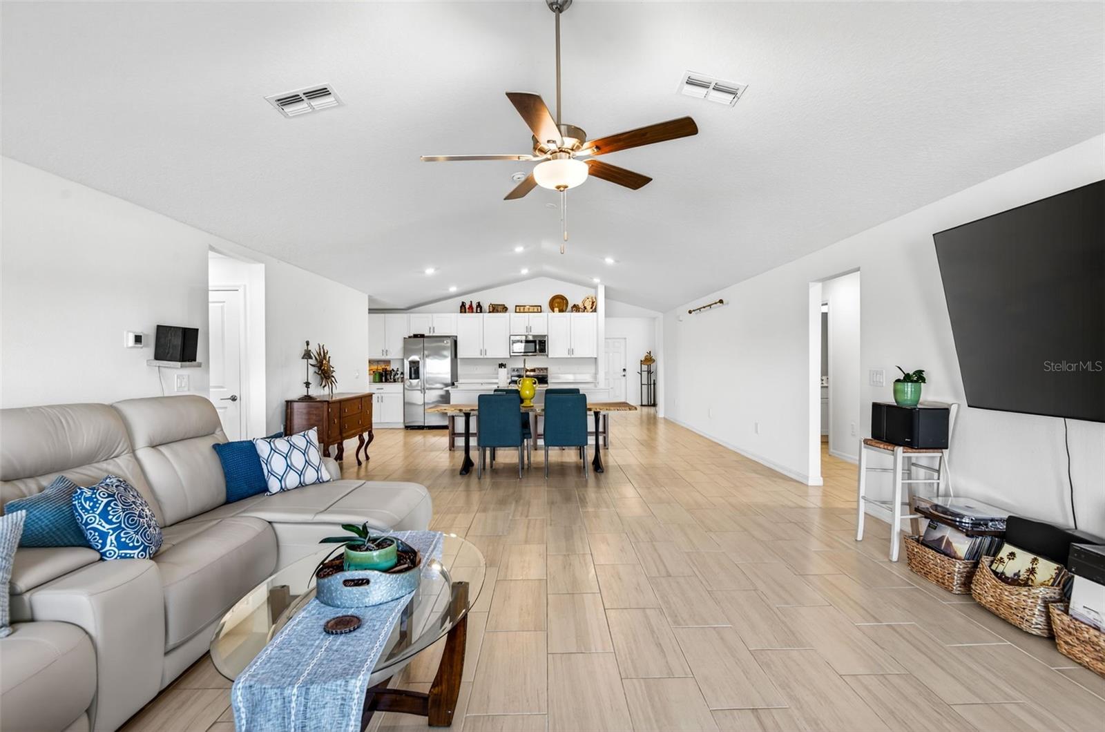 Image 34 of 51 For 15217 Zircon Red Drive