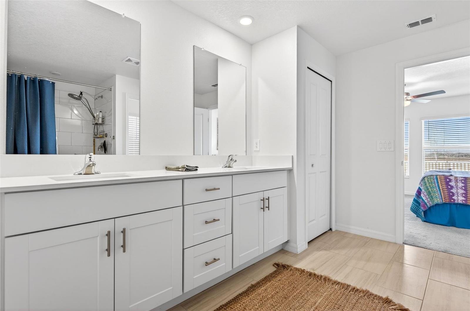 Image 38 of 51 For 15217 Zircon Red Drive