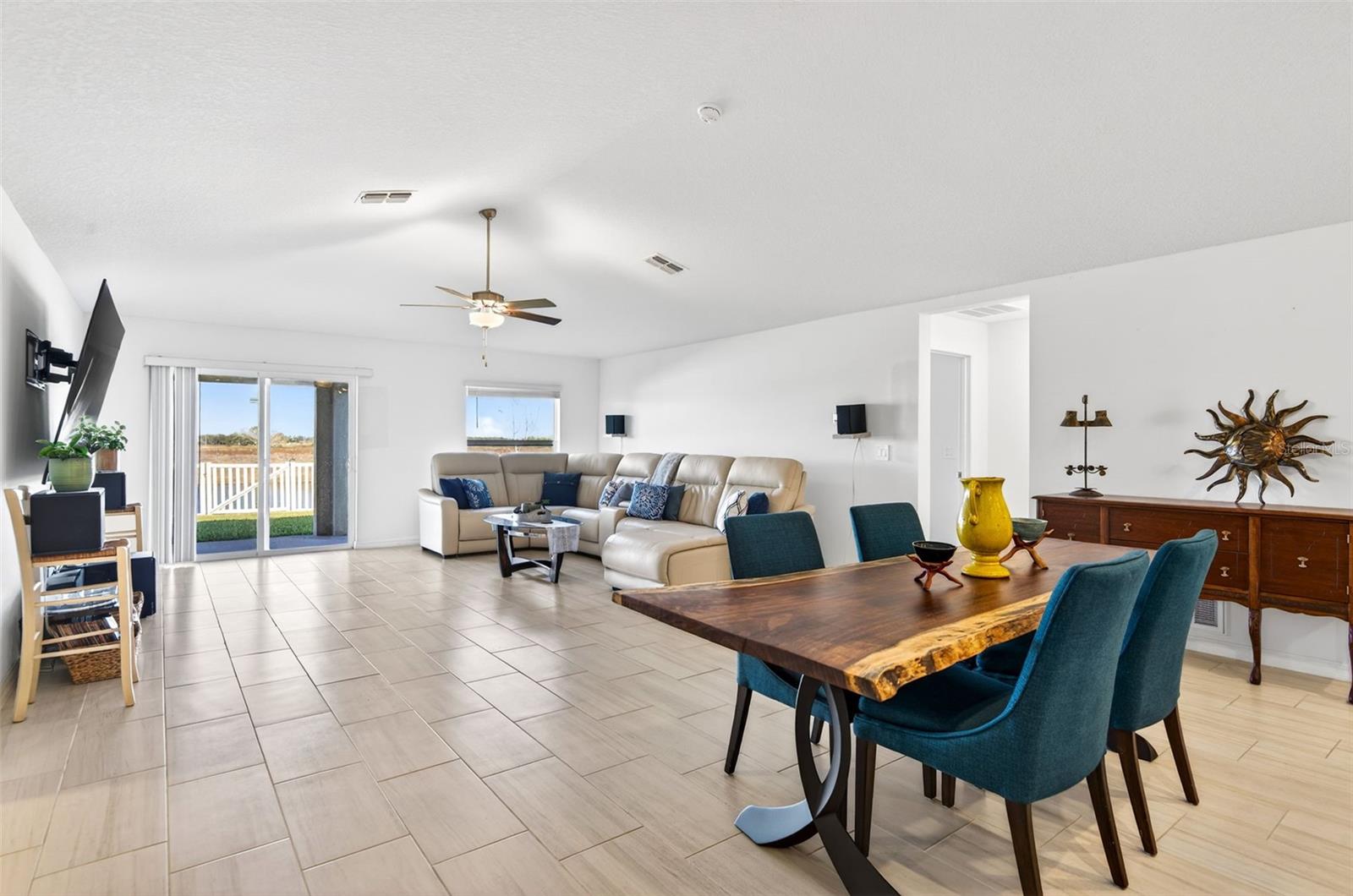 Image 4 of 51 For 15217 Zircon Red Drive