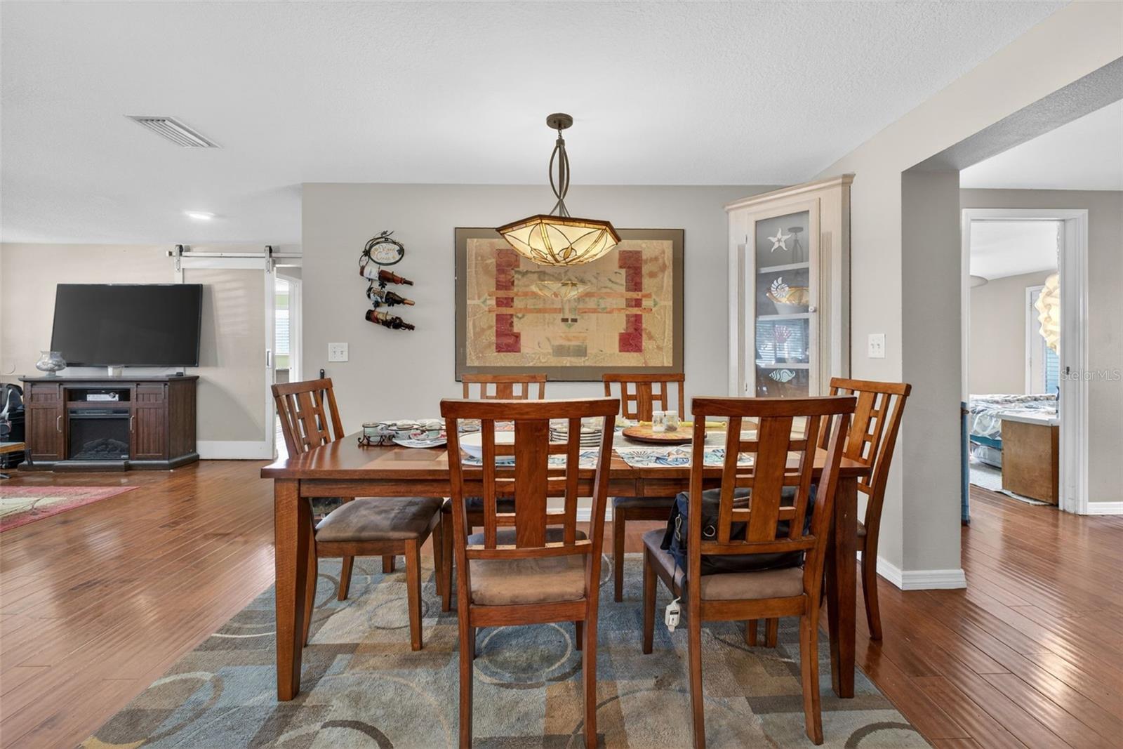 Listing photo id 9 for 6724 Amundson Street