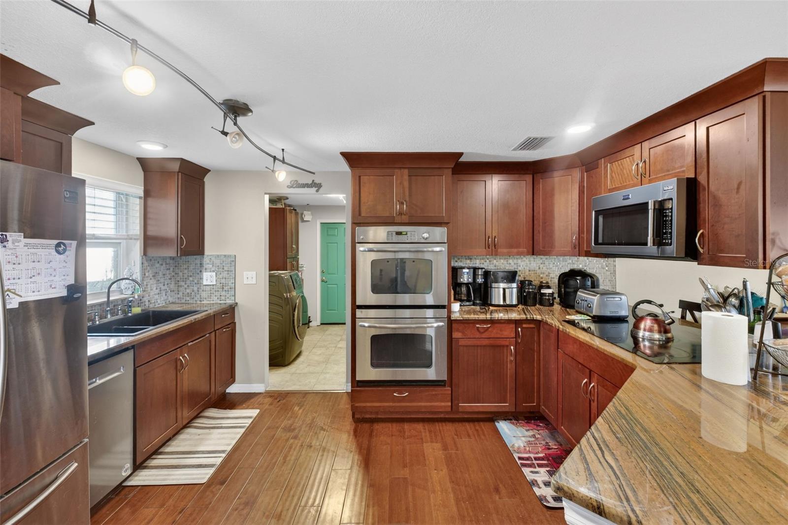 Listing photo id 12 for 6724 Amundson Street