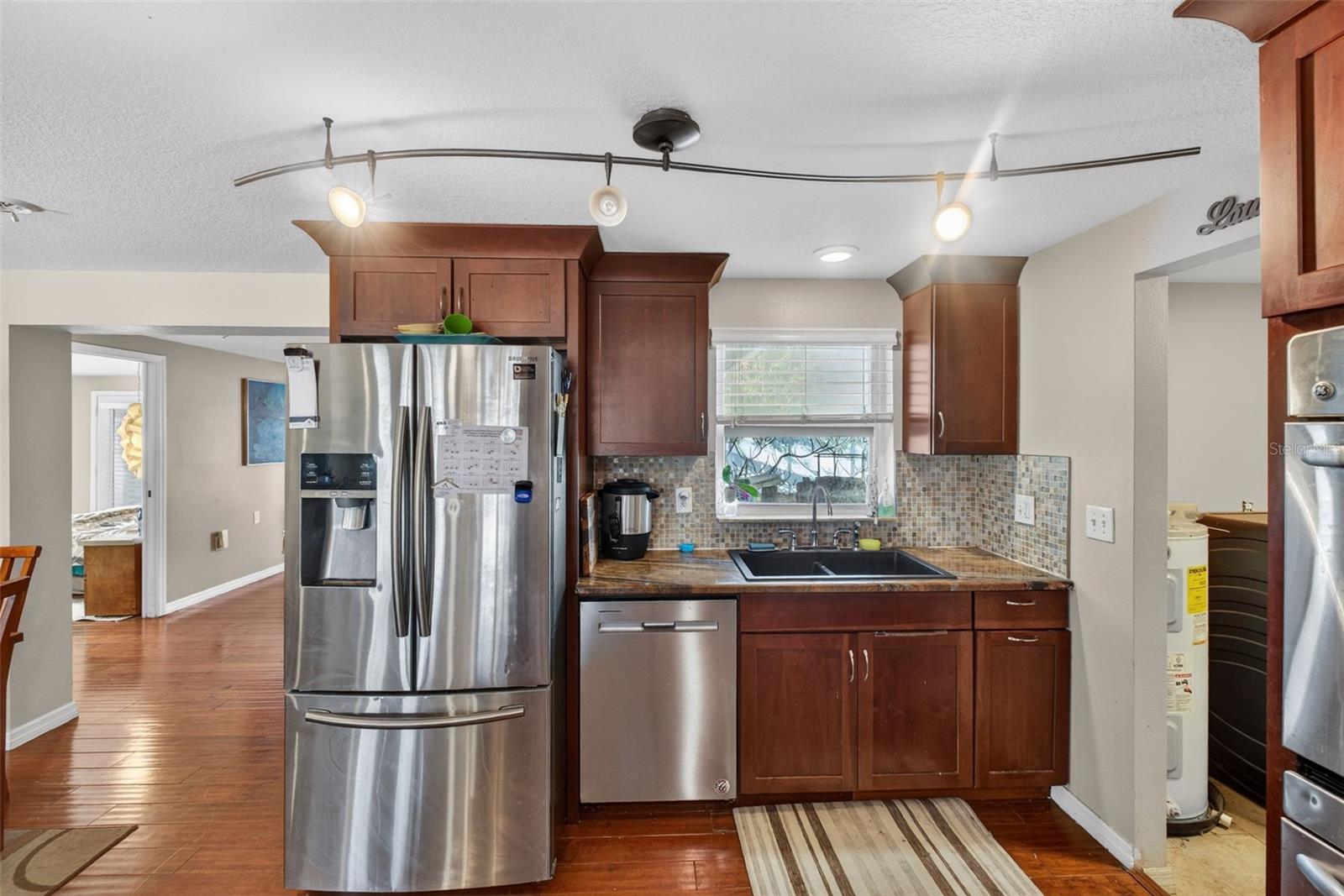 Listing photo id 13 for 6724 Amundson Street