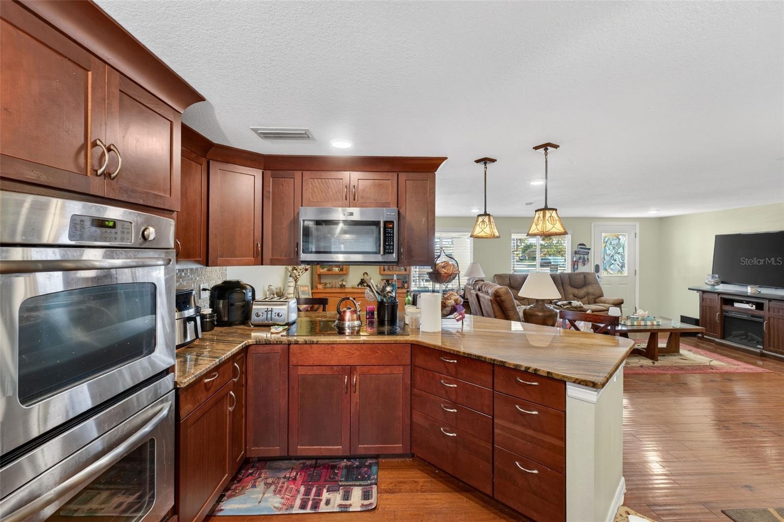 Listing photo id 14 for 6724 Amundson Street