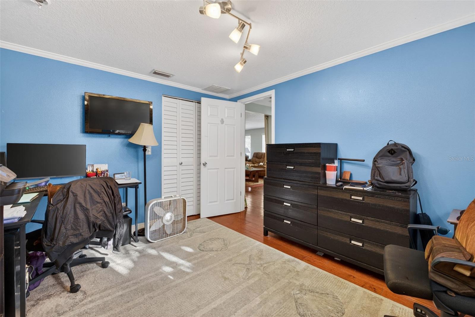 Listing photo id 21 for 6724 Amundson Street