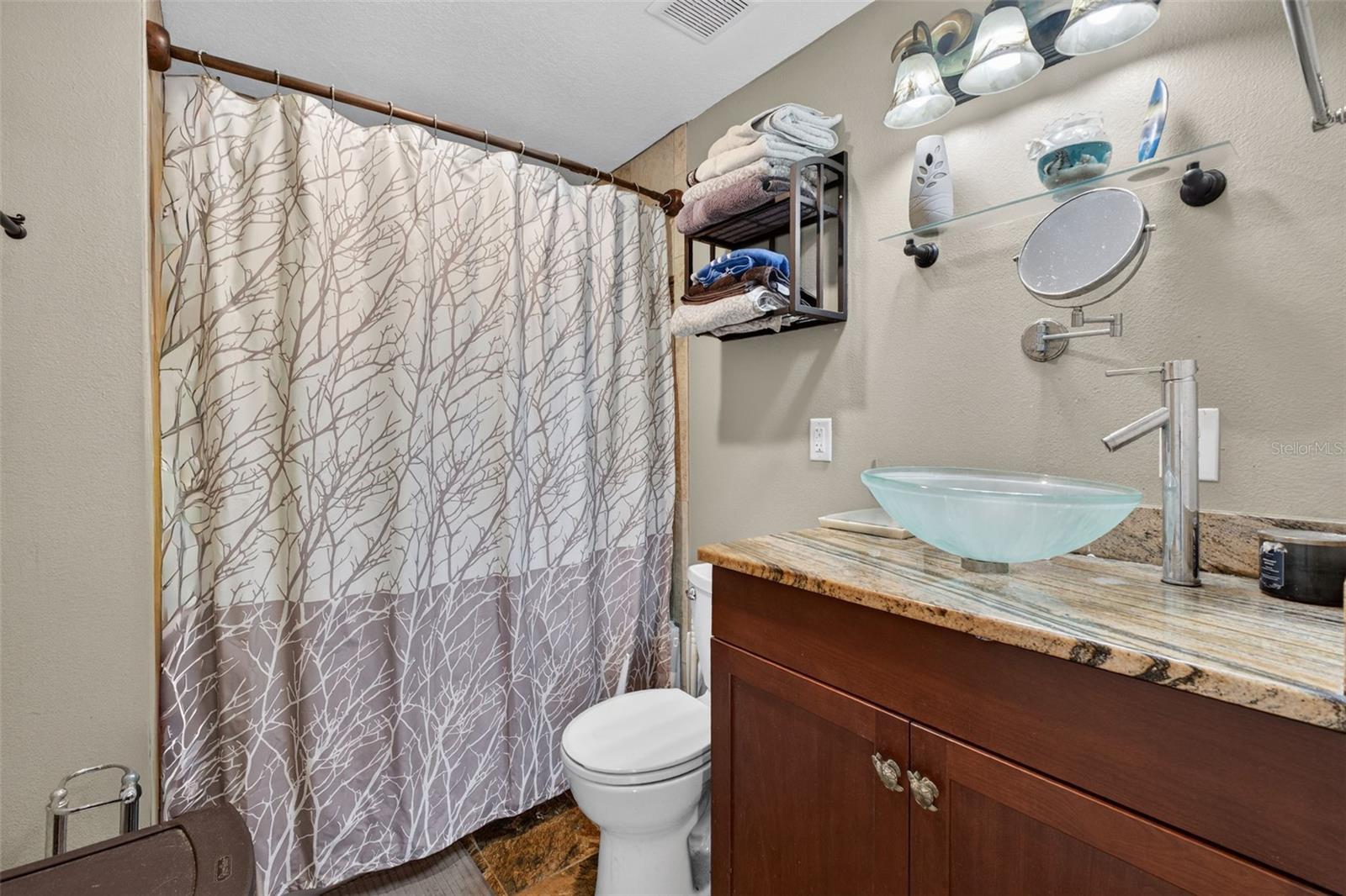 Listing photo id 22 for 6724 Amundson Street