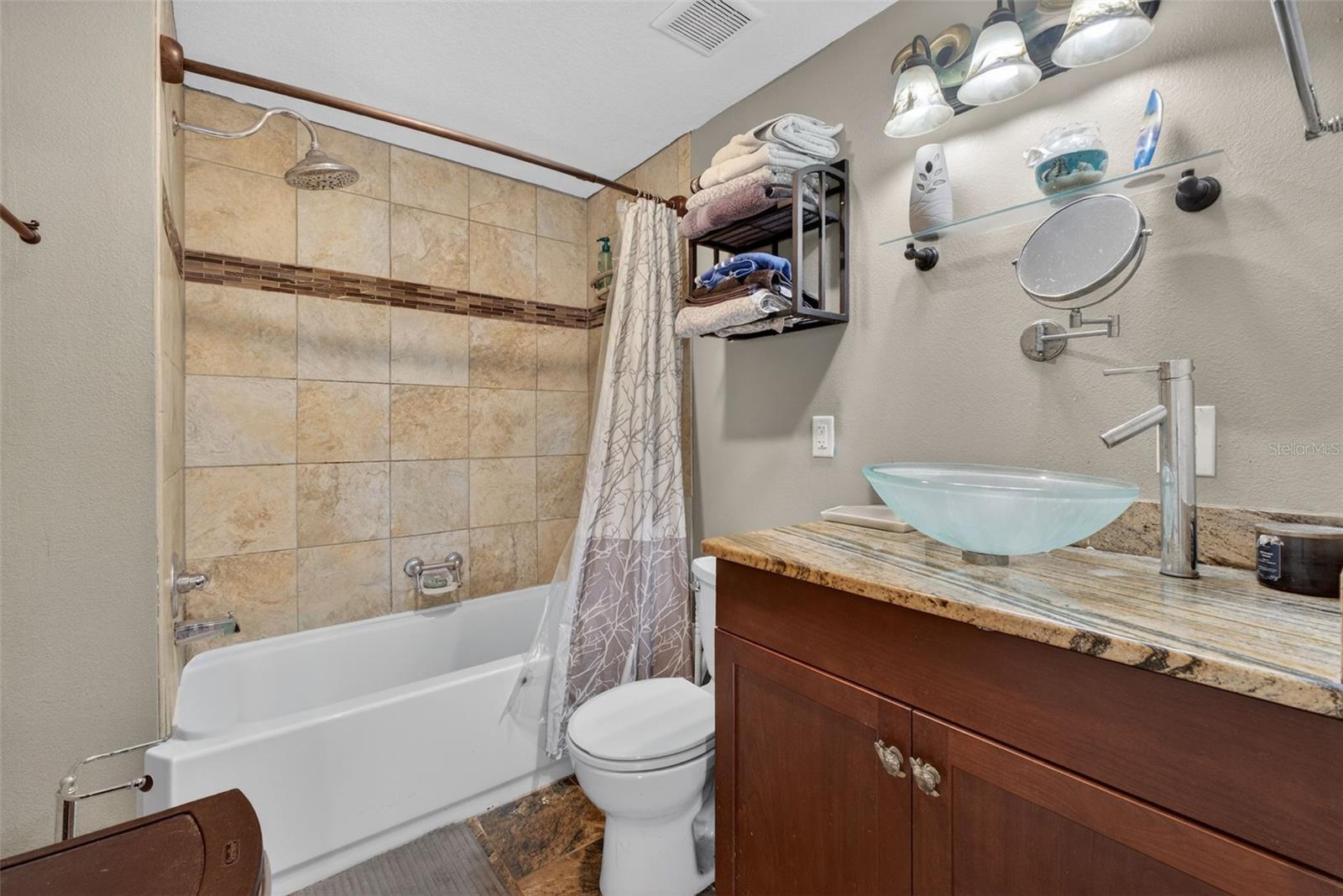 Listing photo id 24 for 6724 Amundson Street