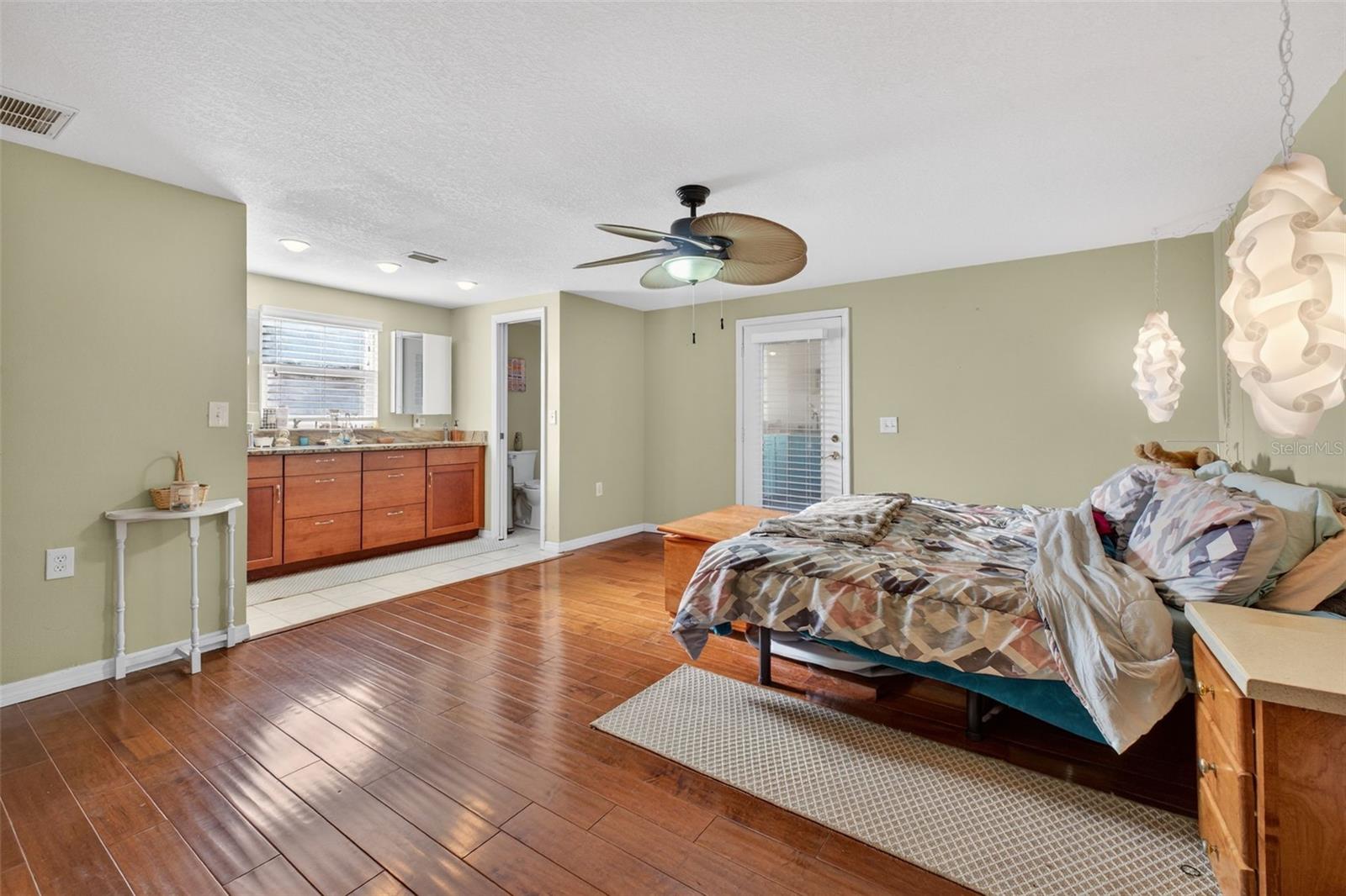 Listing photo id 31 for 6724 Amundson Street