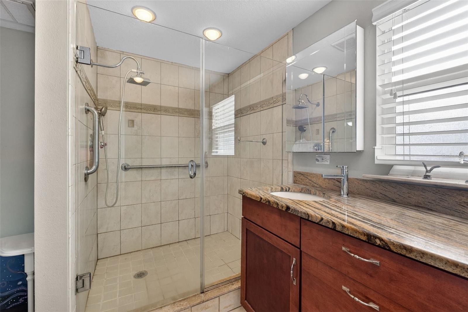 Listing photo id 38 for 6724 Amundson Street