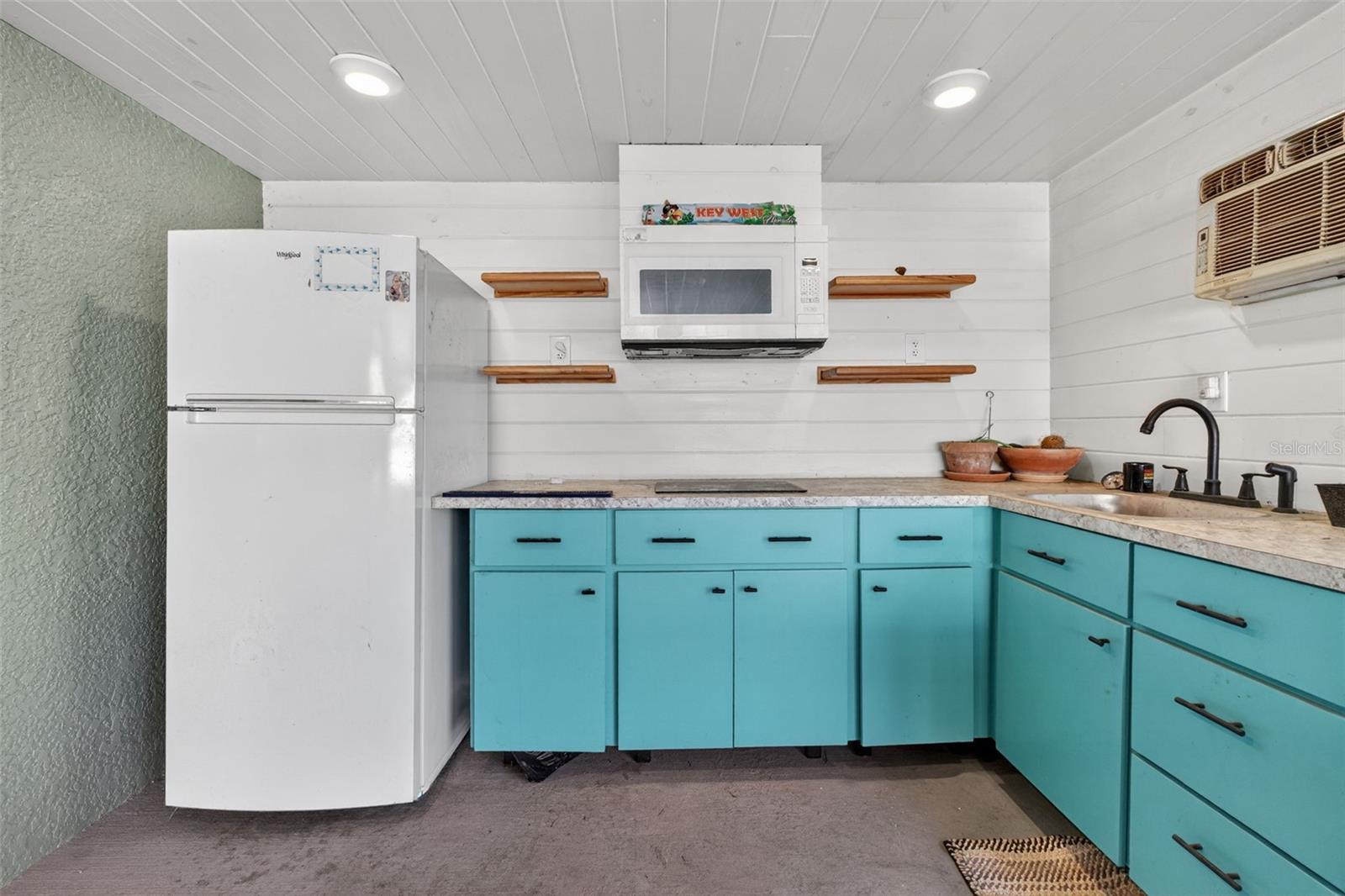 Listing photo id 47 for 6724 Amundson Street