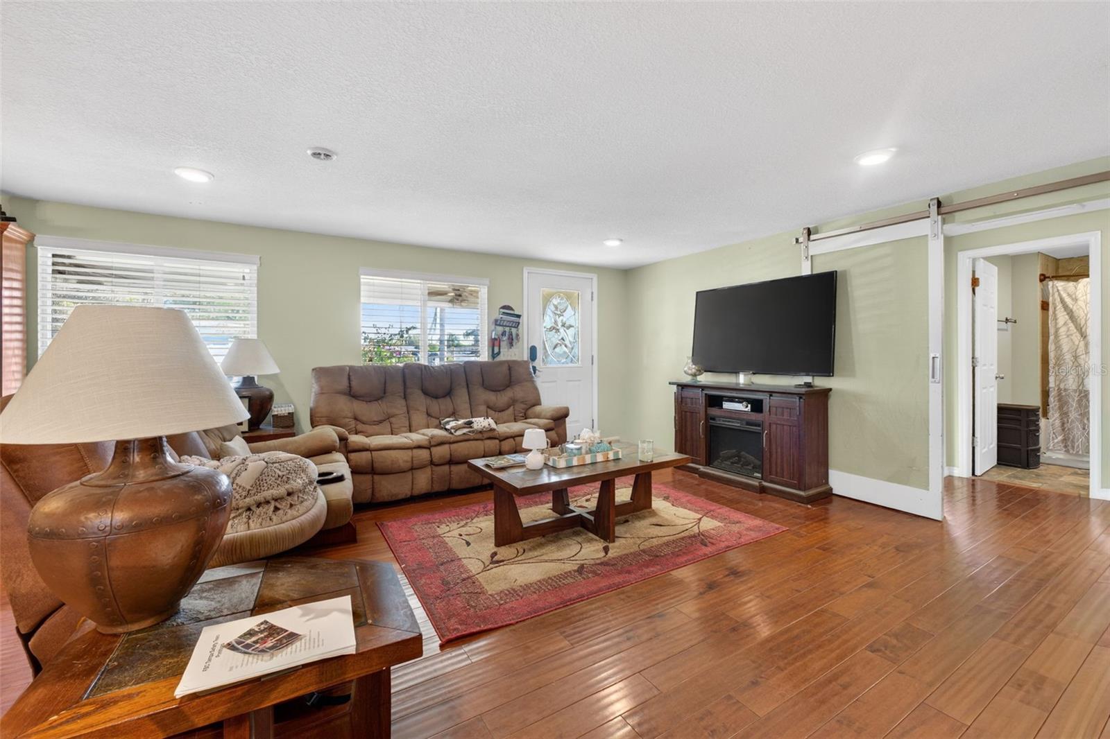 Listing photo id 5 for 6724 Amundson Street