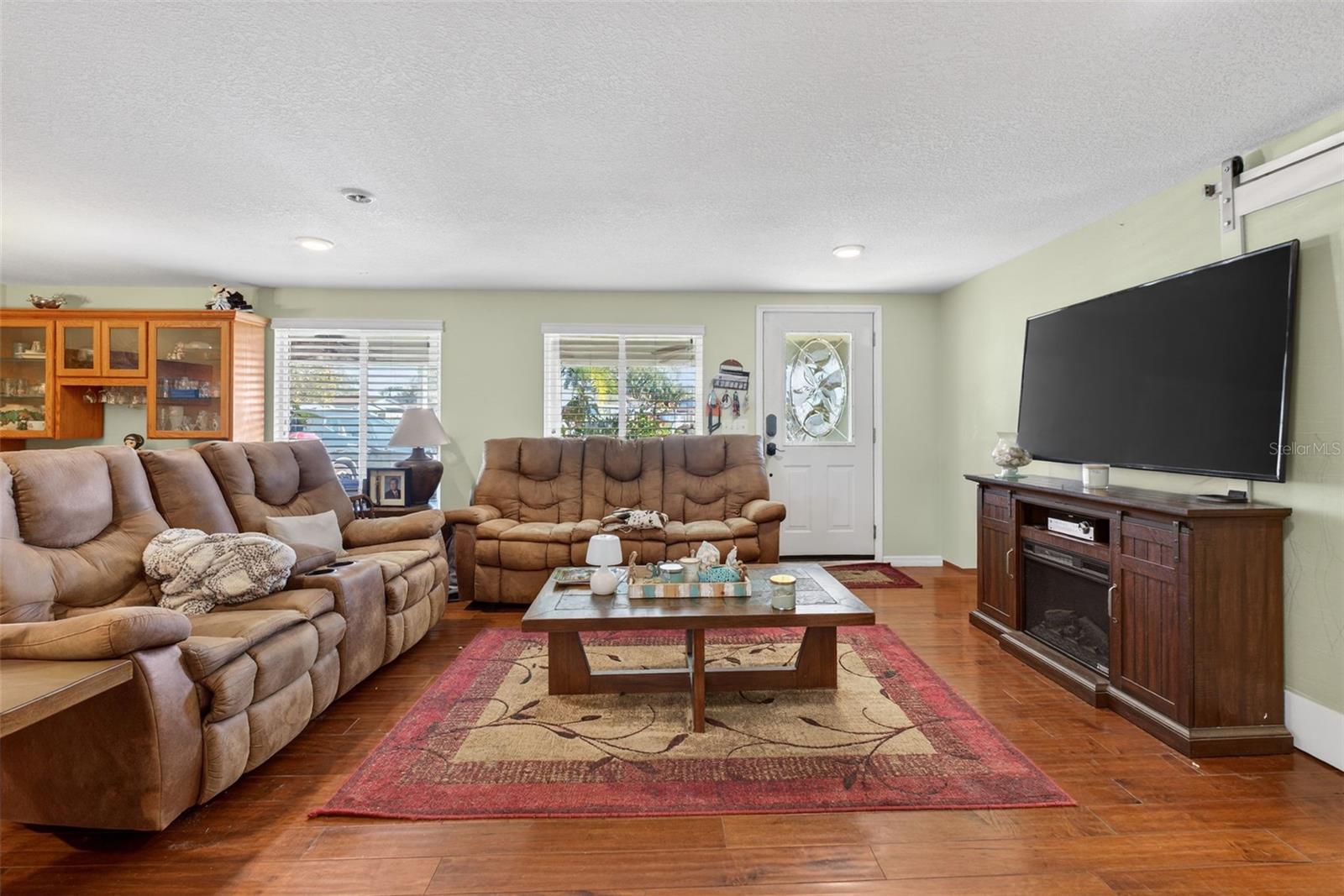 Listing photo id 6 for 6724 Amundson Street