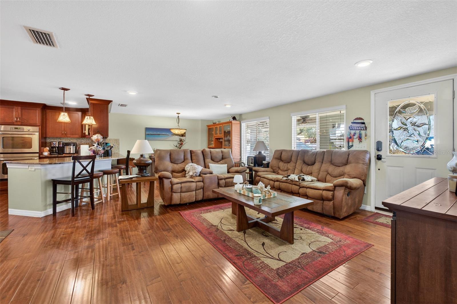 Listing photo id 7 for 6724 Amundson Street