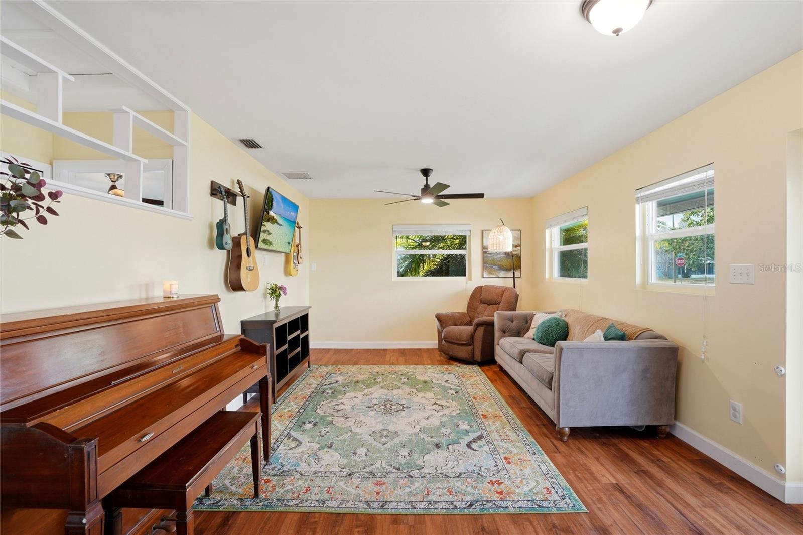 Image 12 of 40 For 5517 Pershing Street Ne