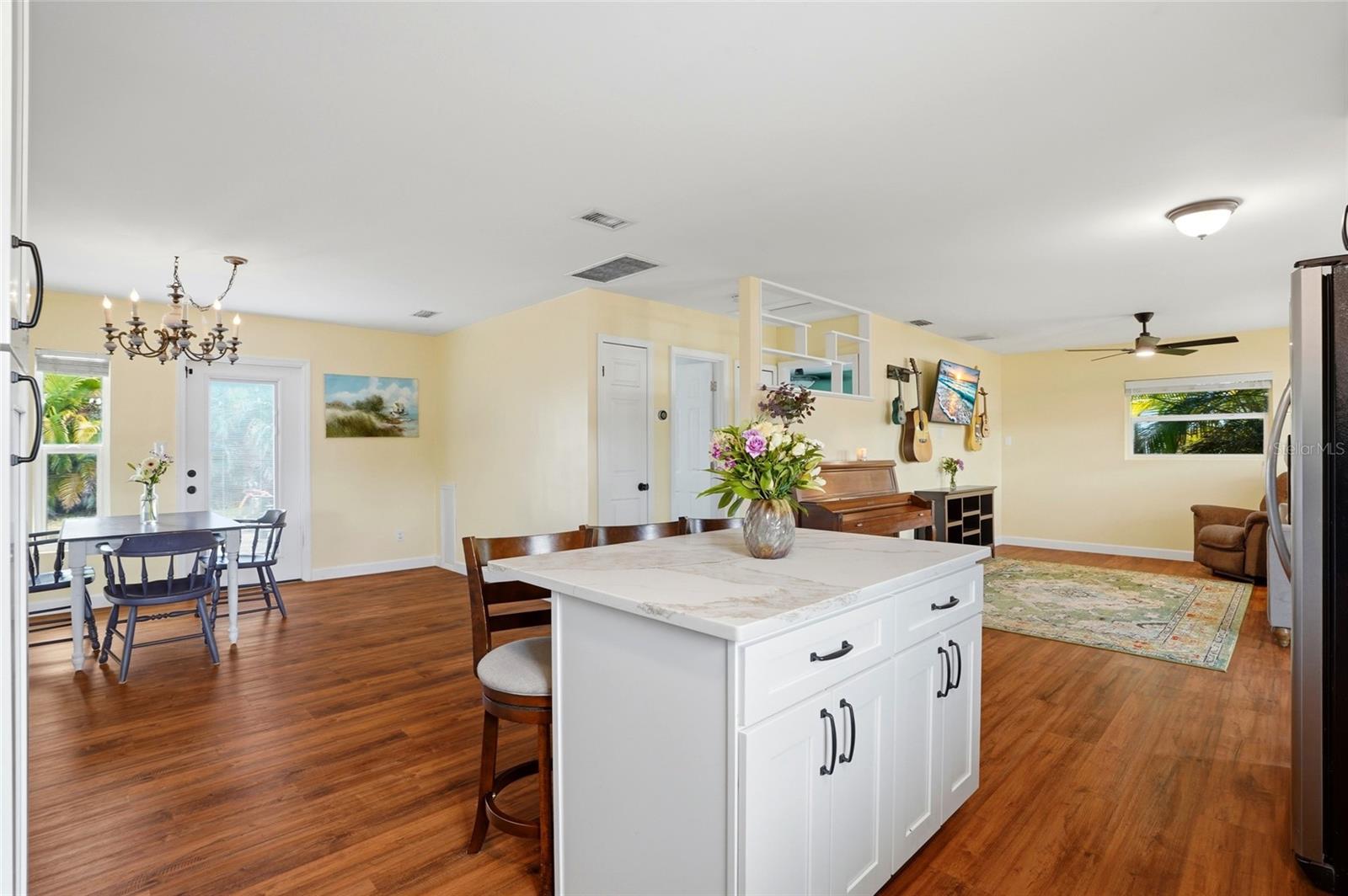 Image 5 of 40 For 5517 Pershing Street Ne