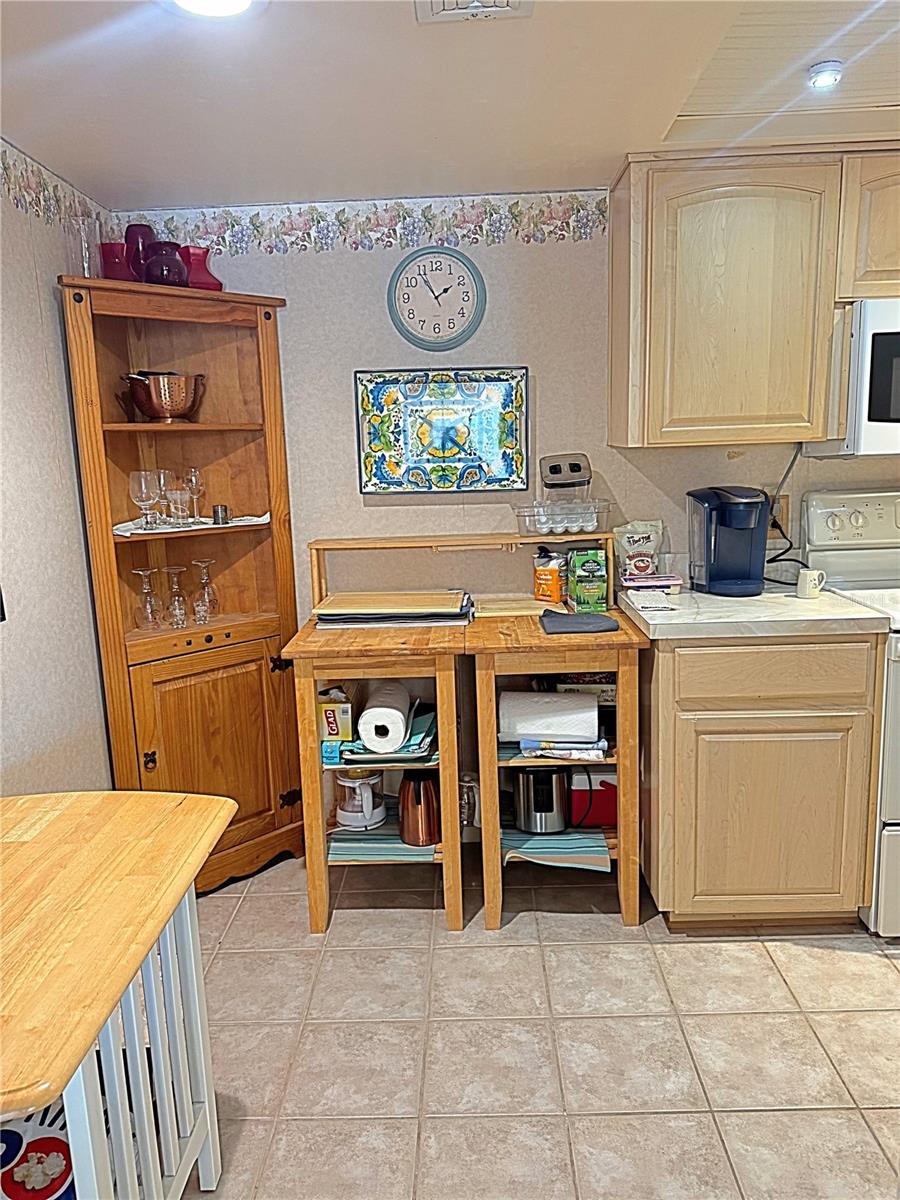 Image 17 of 48 For 1460 Gulf Boulevard 411