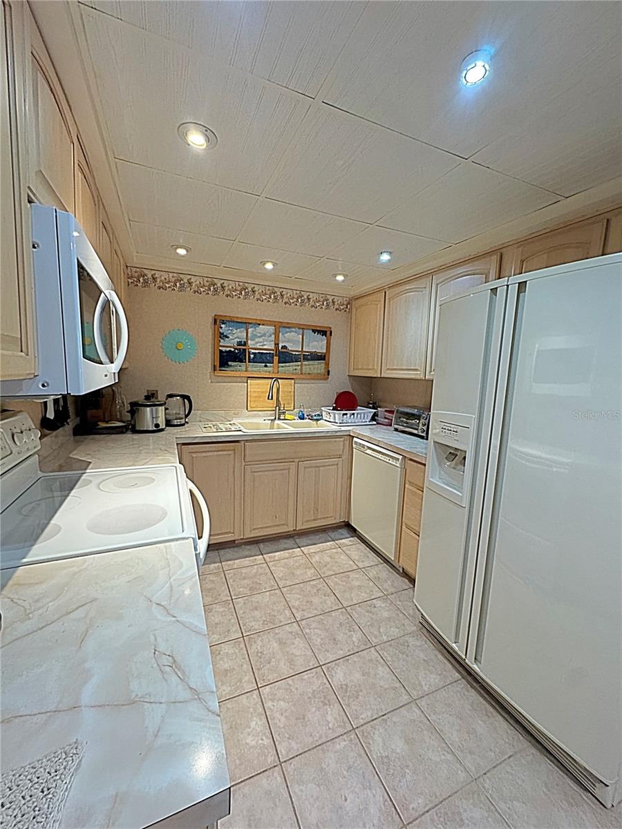 Image 19 of 48 For 1460 Gulf Boulevard 411