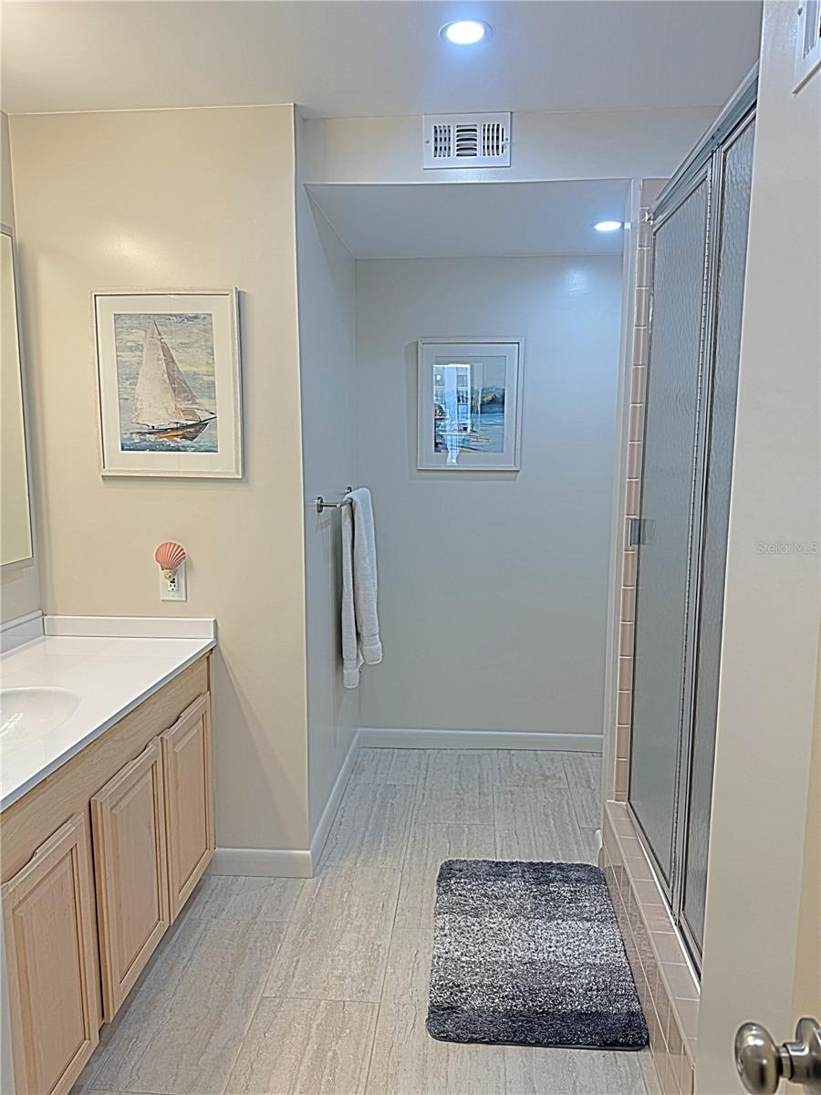 Image 21 of 48 For 1460 Gulf Boulevard 411