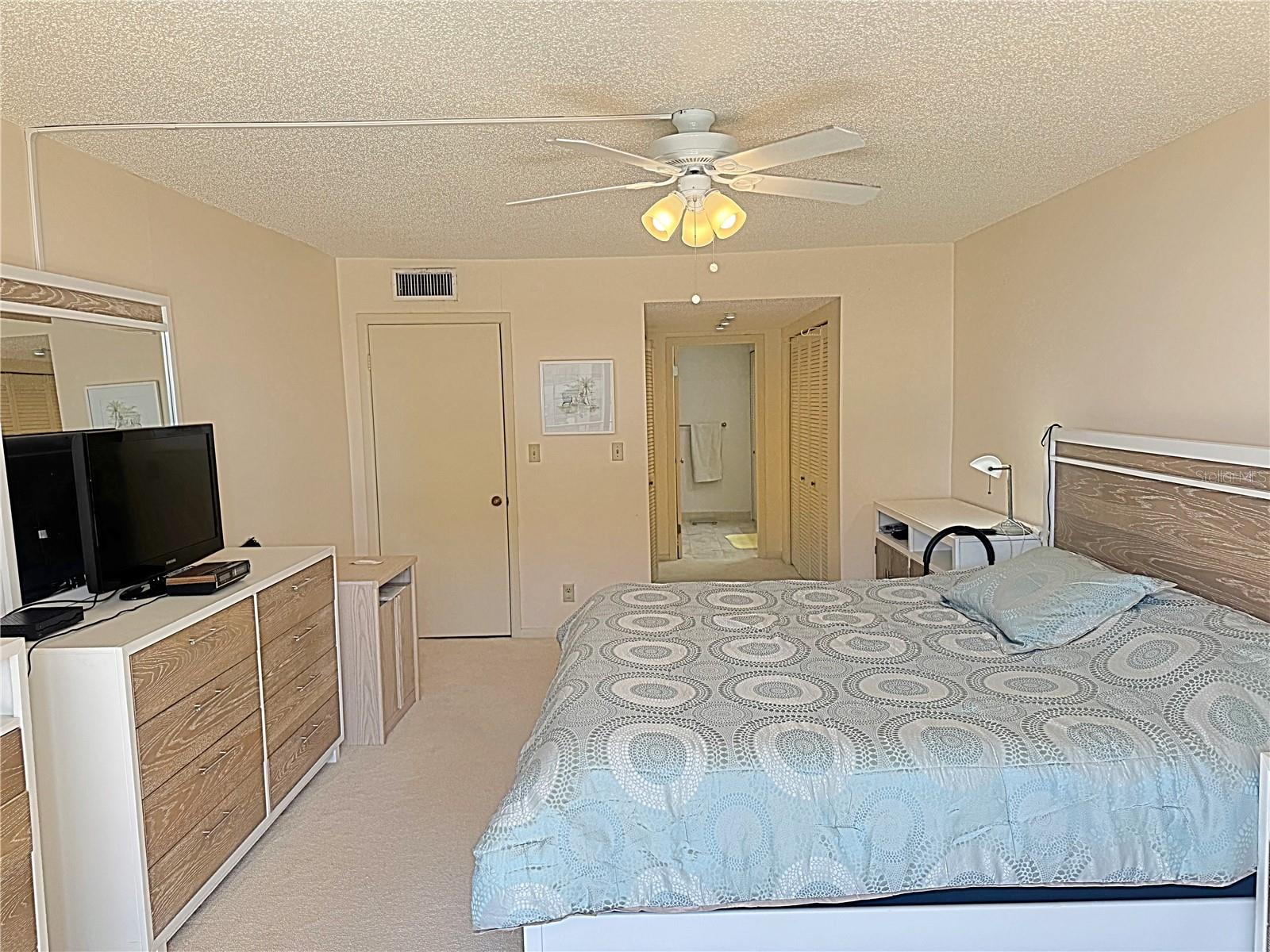 Image 28 of 48 For 1460 Gulf Boulevard 411