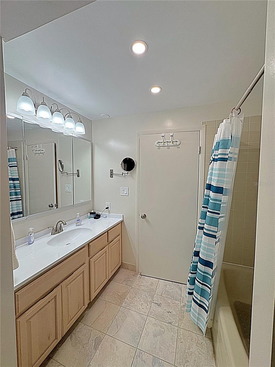 Image 33 of 48 For 1460 Gulf Boulevard 411