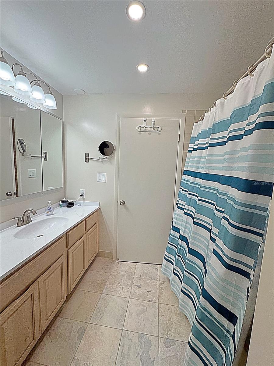 Image 35 of 48 For 1460 Gulf Boulevard 411