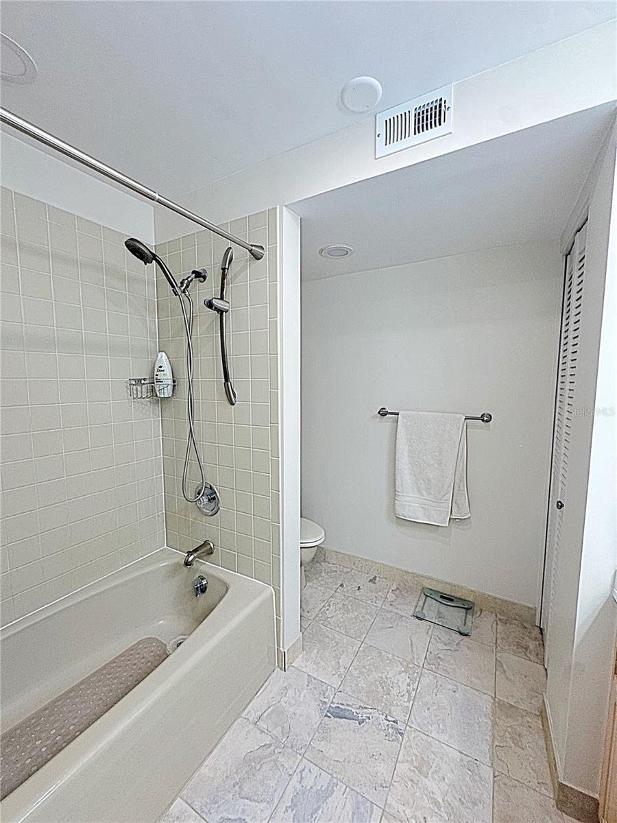 Image 37 of 48 For 1460 Gulf Boulevard 411