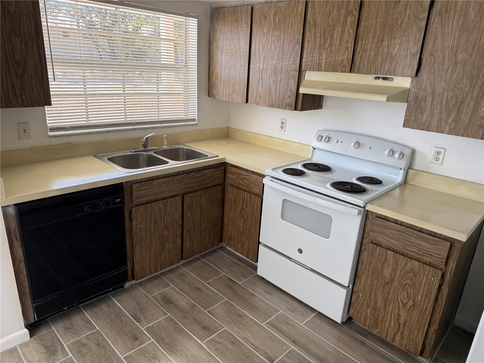 Image 4 of 8 For 7189 Balboa Drive 7189