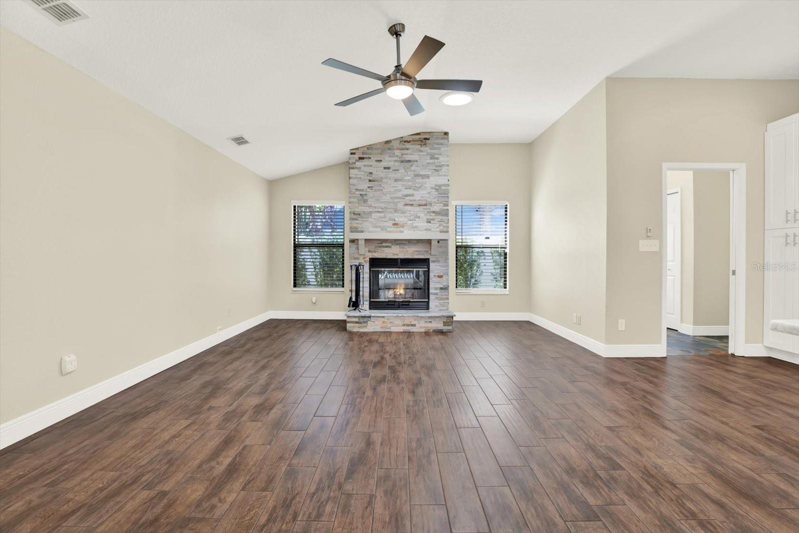 Image 10 of 33 For 447 Whispering Lakes Boulevard